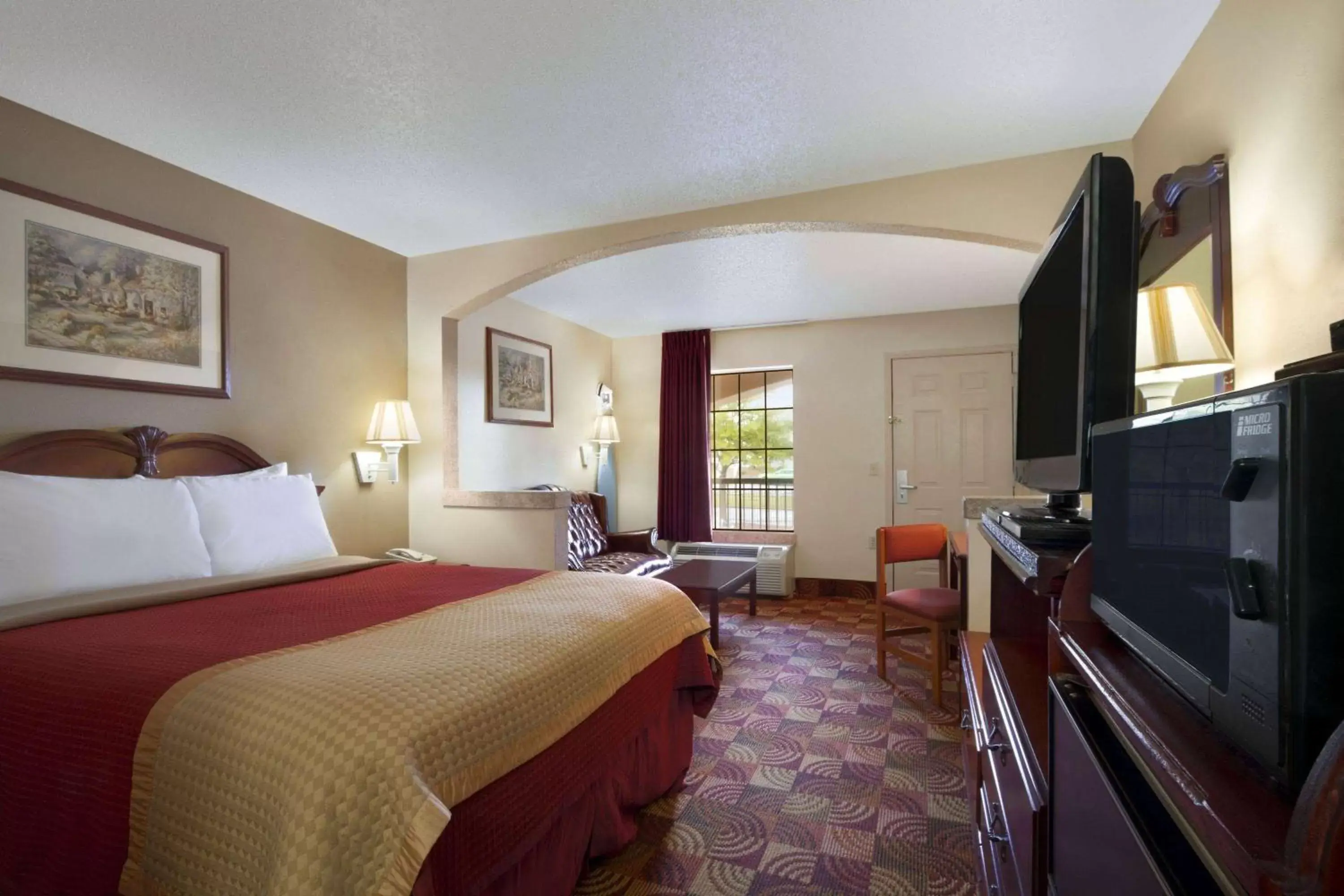 Photo of the whole room in Days Inn & Suites by Wyndham Tuscaloosa - Univ. of Alabama