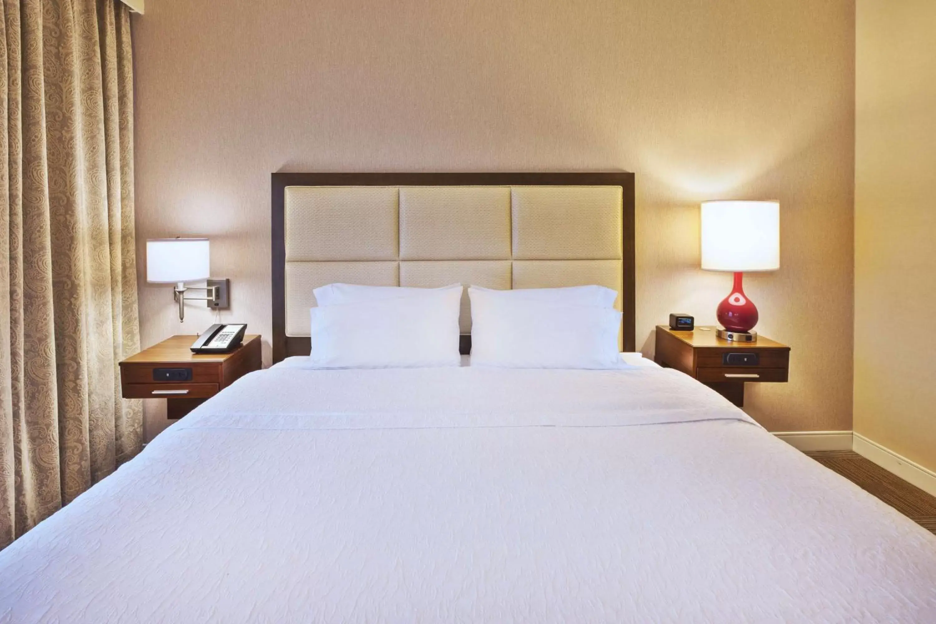 Bed in Hampton Inn & Suites Providence-Warwick Airport Bed in Hampton Inn & Suites Providence-Warwick Airport