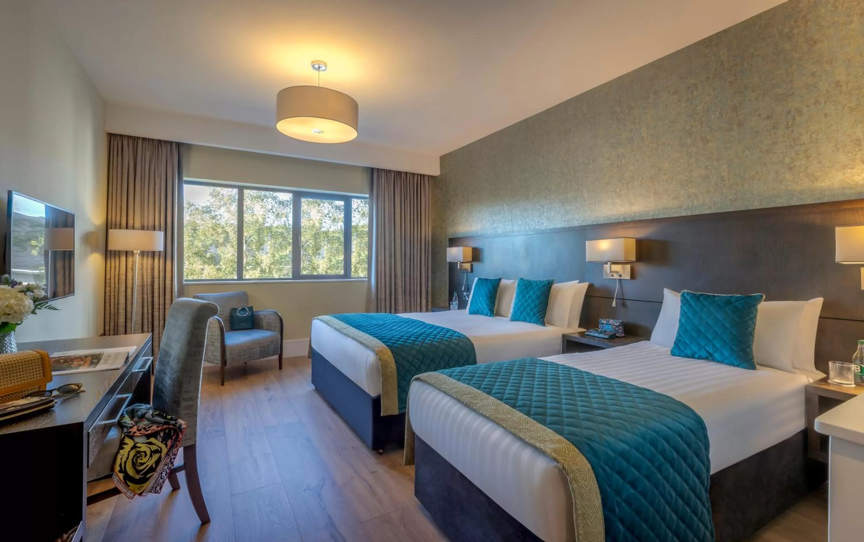 Photo of the whole room, Bed in Glenroyal Hotel