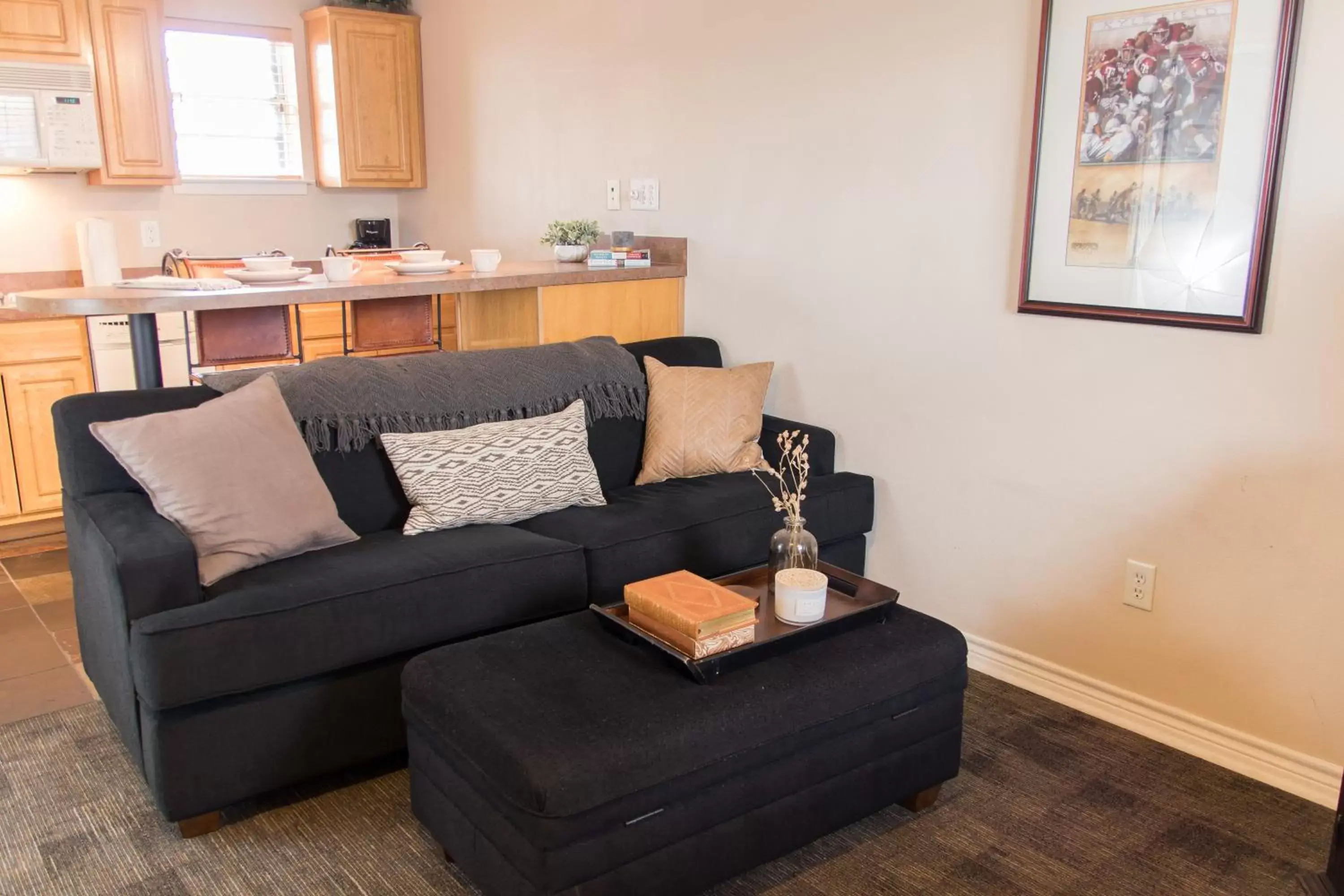 Kitchen or kitchenette, Seating Area in Vineyard Court Designer Suites Hotel