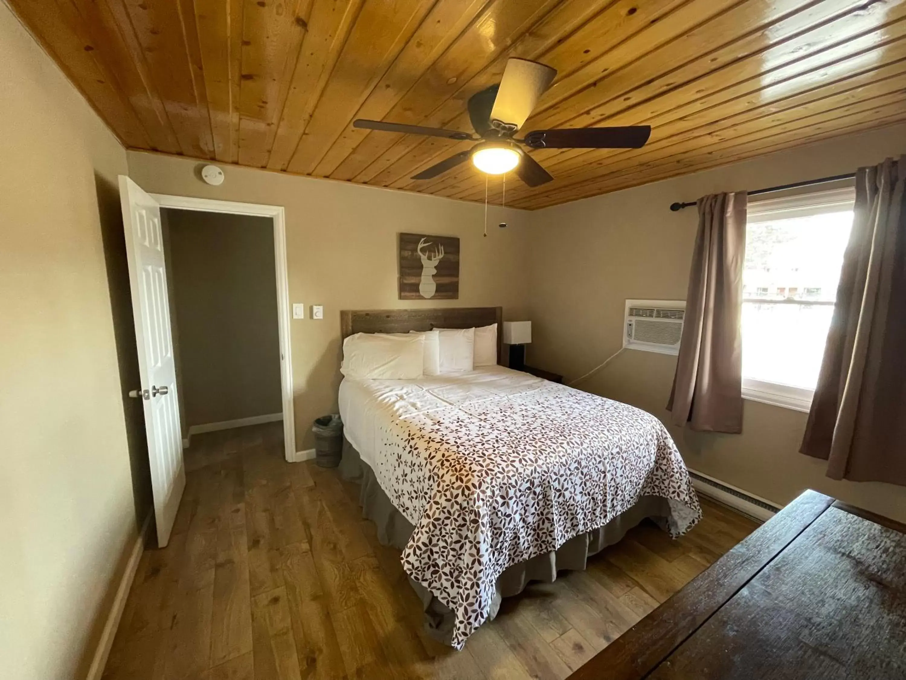 Bedroom, Bed in Estes Mountain Inn