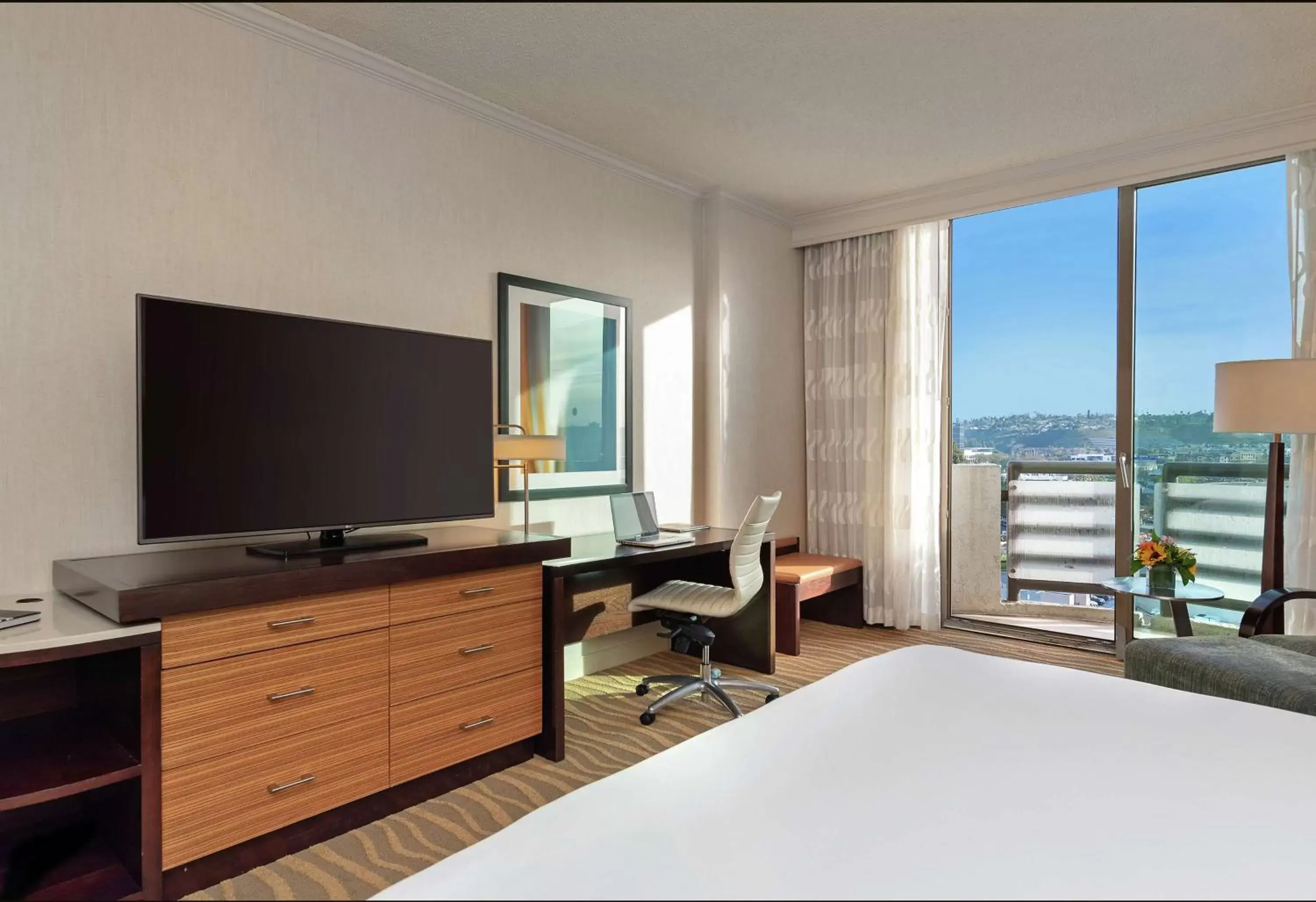 Bedroom, TV/Entertainment Center in DoubleTree by Hilton San Diego-Mission Valley