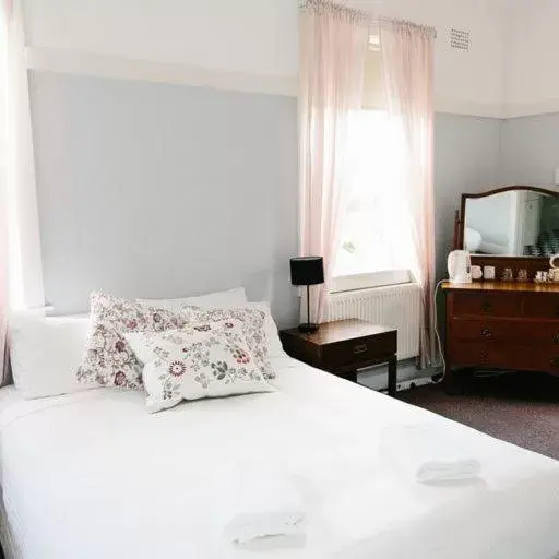 Bedroom, Bed in Bundanoon Hotel