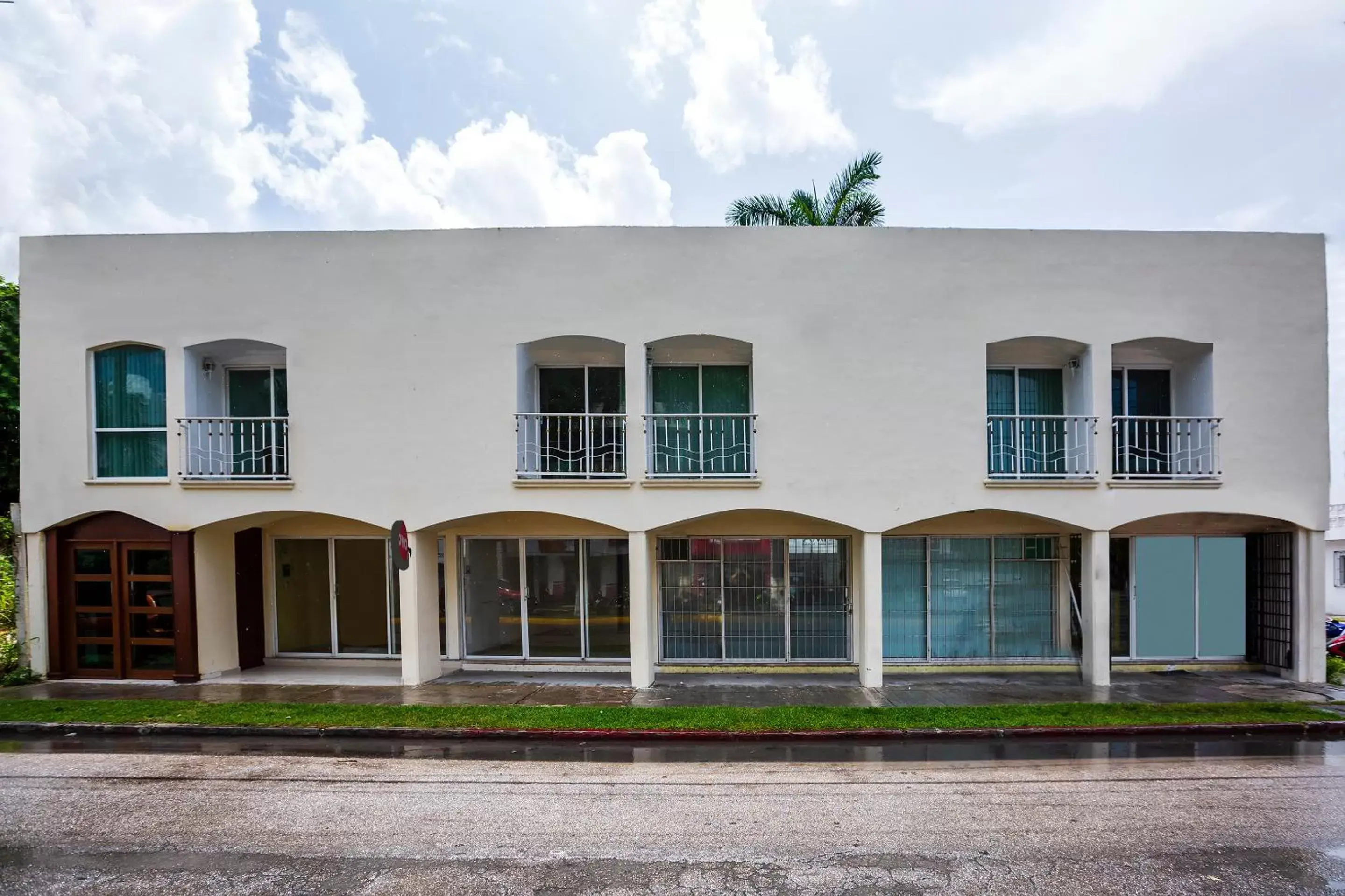 Facade/entrance, Property Building in OYO Hotel Dos Mundos,Aeropuerto Internacional de Cozumel