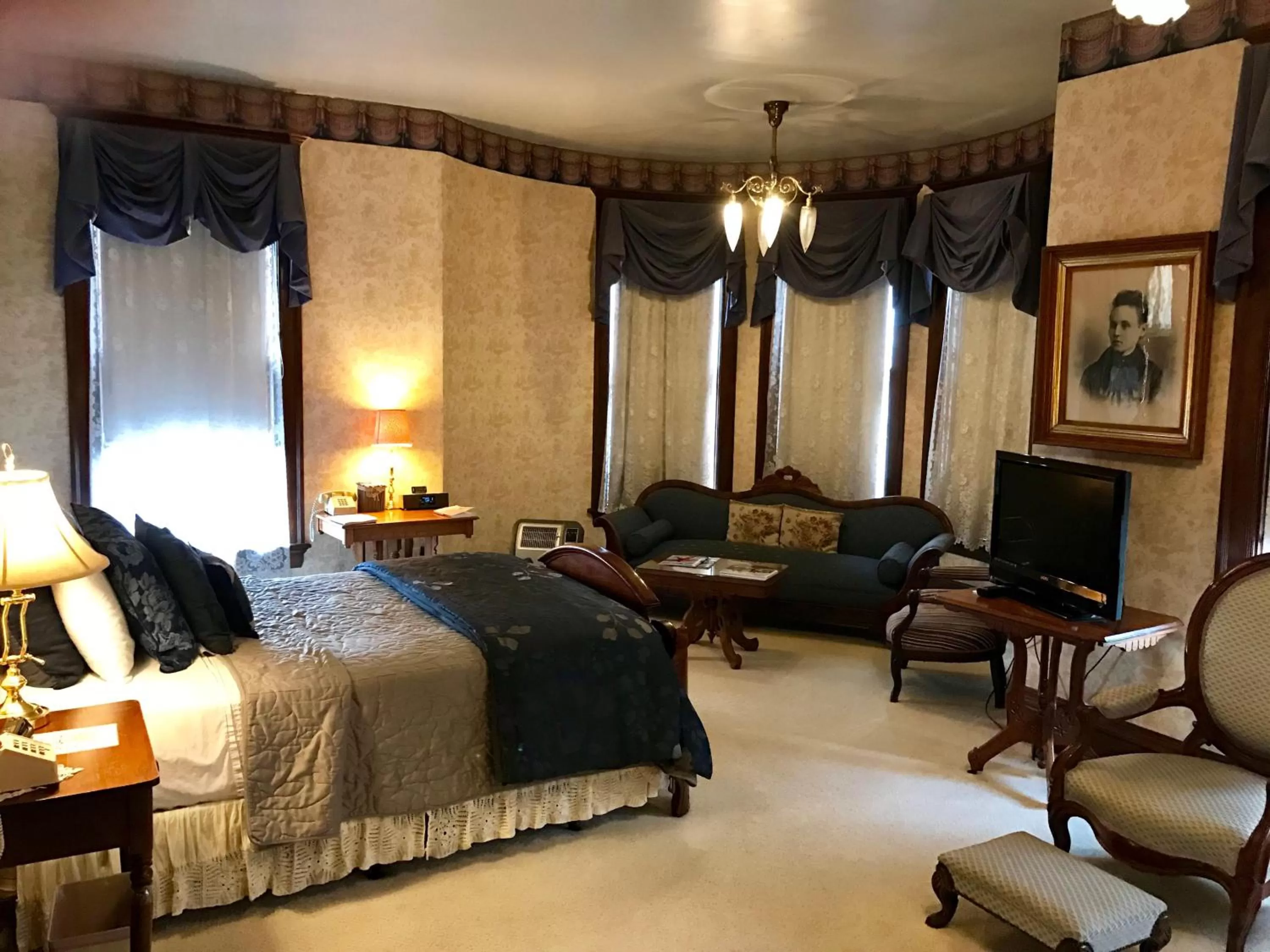 Photo of the whole room, Bed in The Redstone Inn and Suites