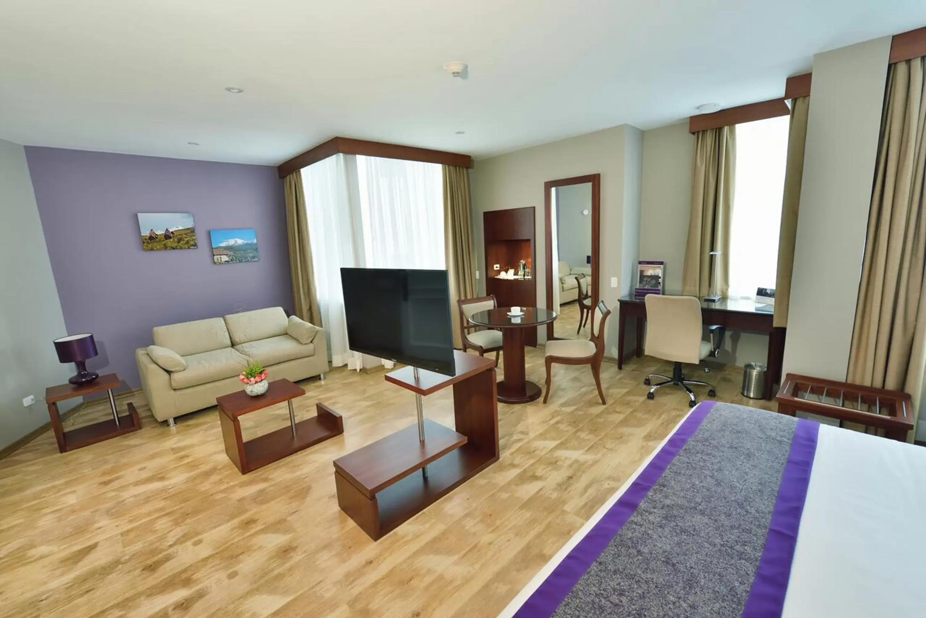 Photo of the whole room, Seating Area in Mercure Alameda Quito