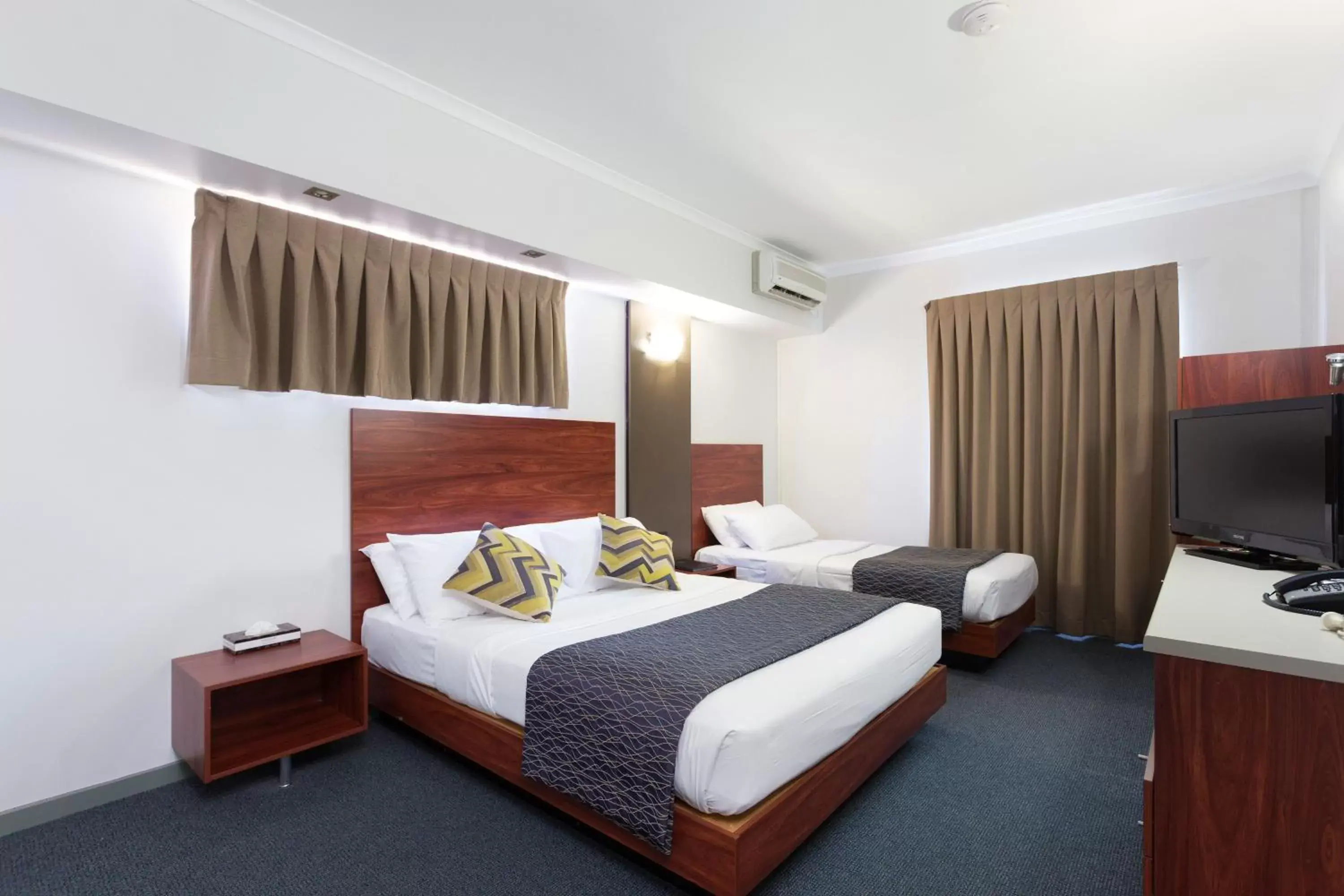 Photo of the whole room, Bed in Rocklea International Motel