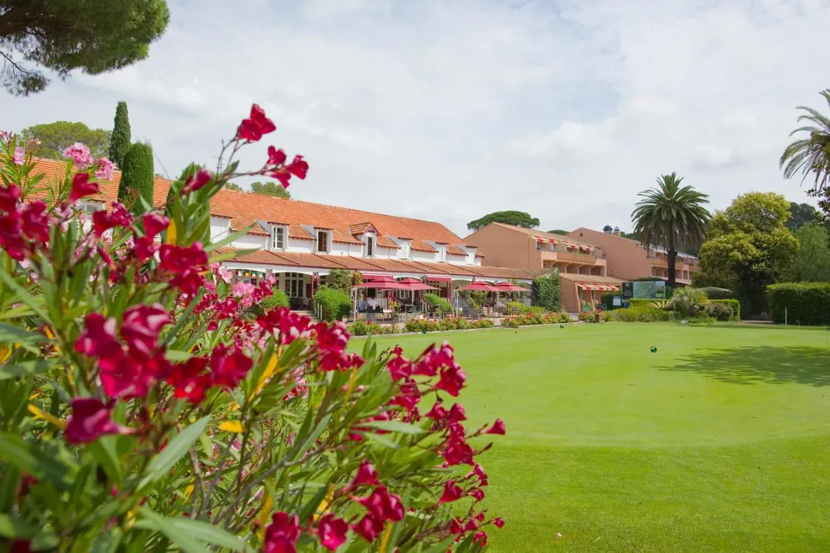 Garden, Property Building in Golf Hôtel de Valescure & Spa NUXE