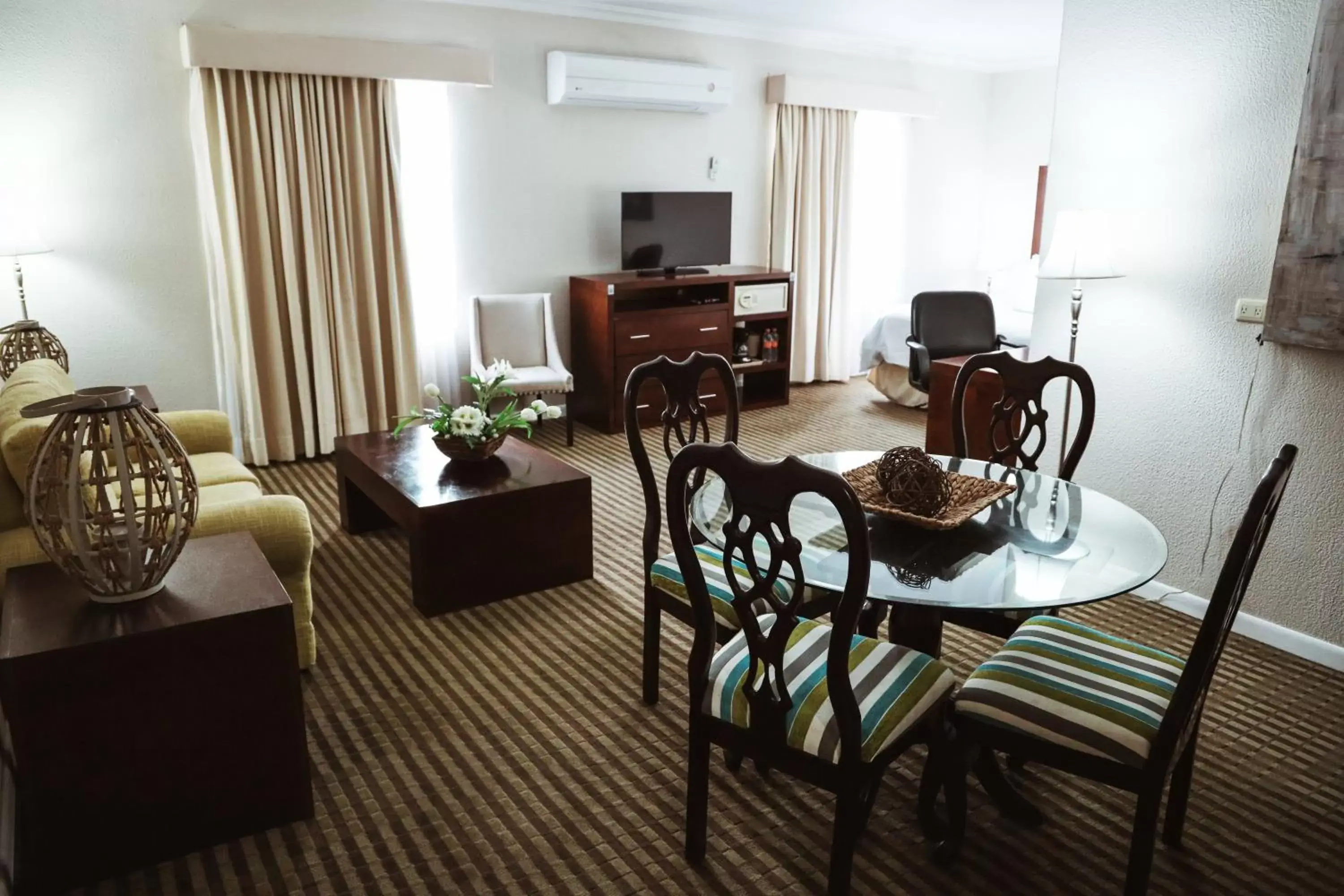 Living room, Dining Area in Holiday Inn Durango, an IHG Hotel