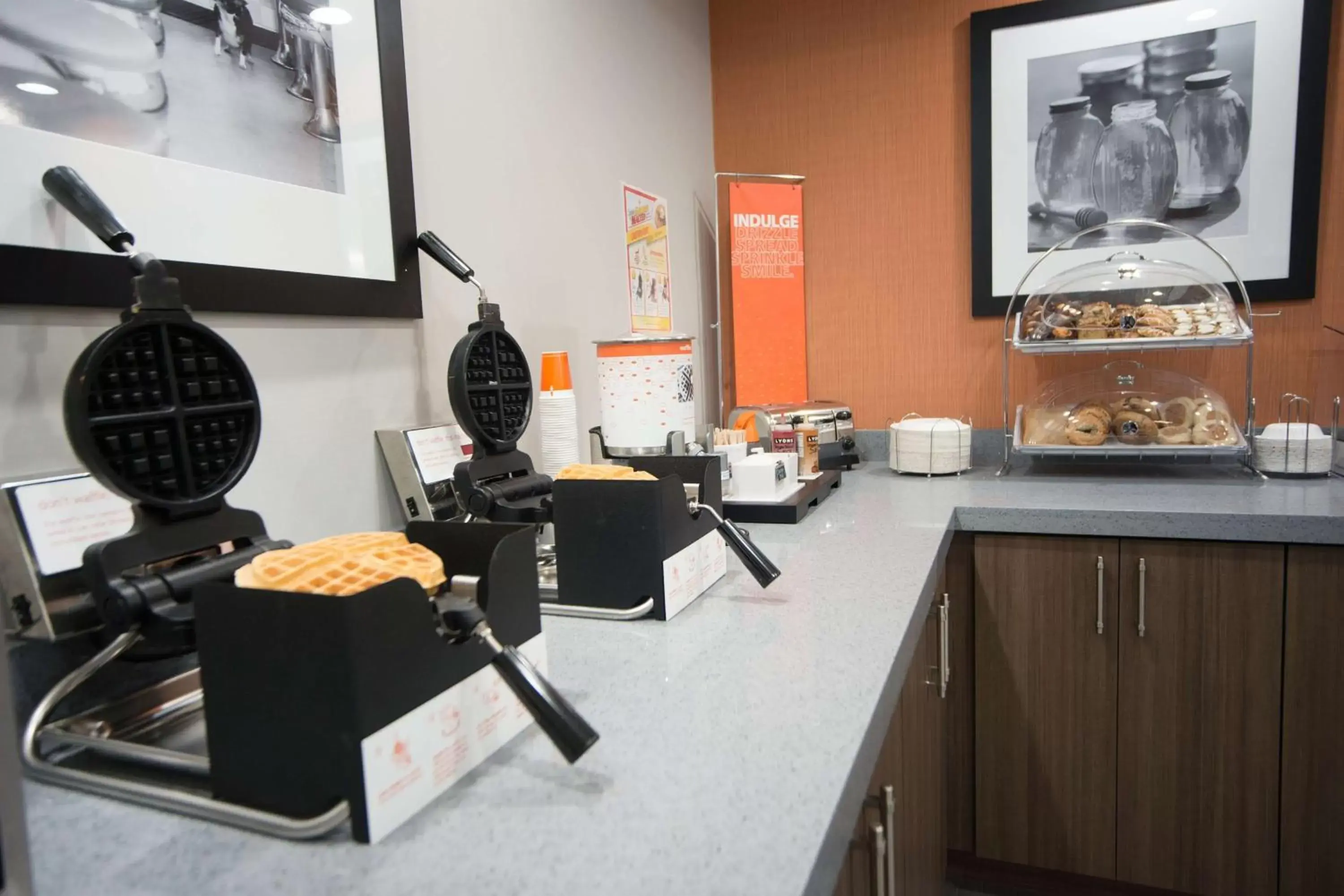 Dining area in Hampton Inn & Suites Stillwater West