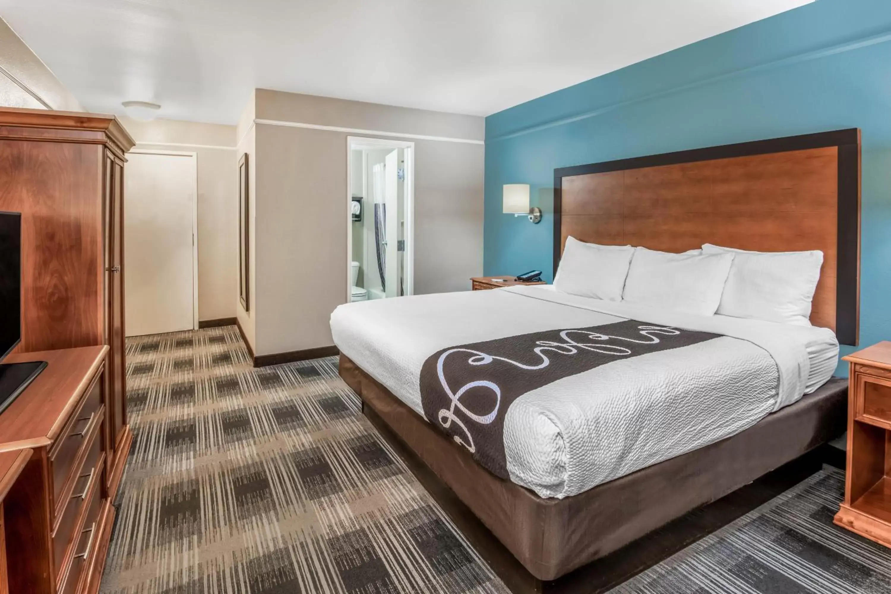 Bed in La Quinta Inn by Wyndham San Antonio Brooks City Base