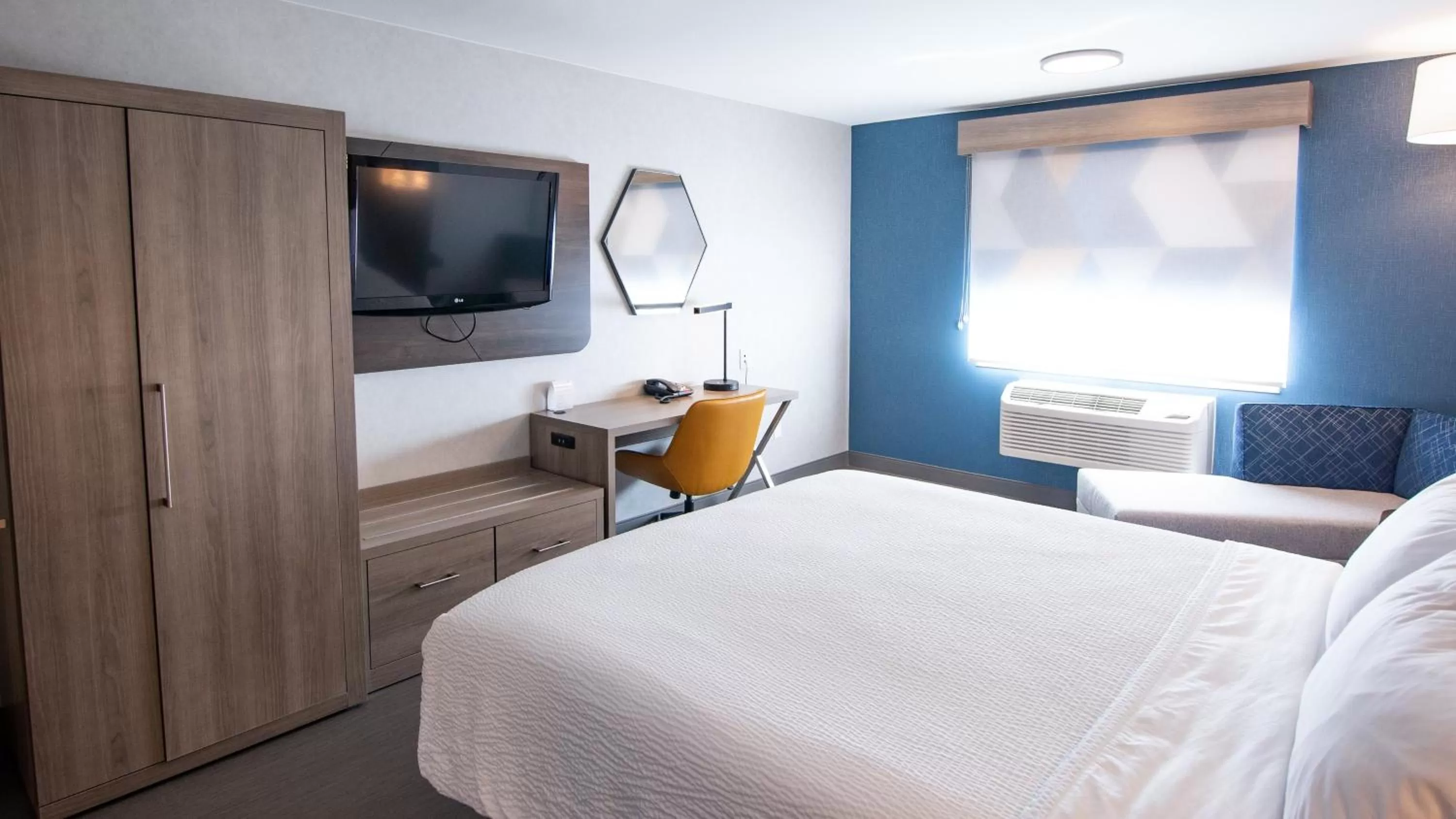 Photo of the whole room, Bed in Holiday Inn Express Oakdale by IHG