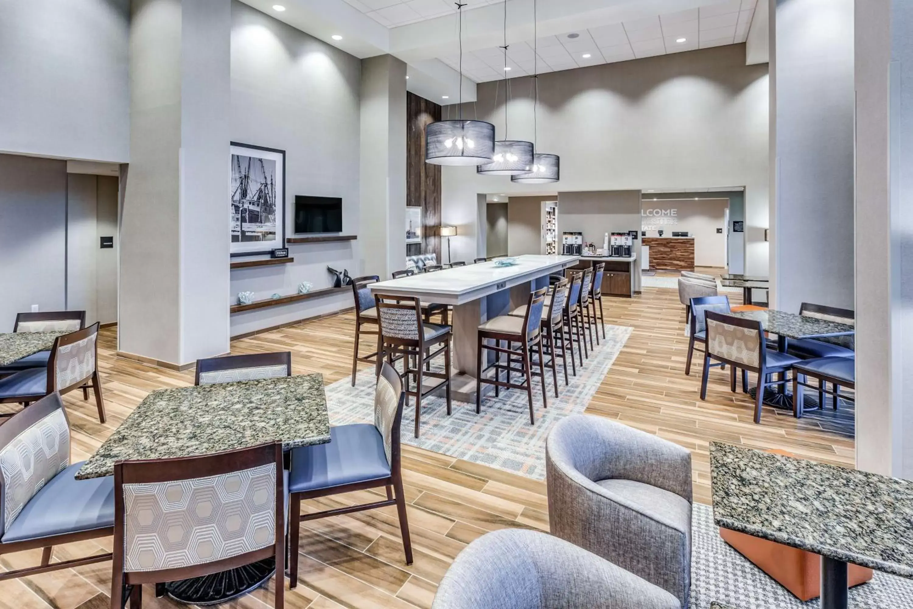 Lobby or reception, Restaurant/Places to Eat in Hampton Inn & Suites Kittery