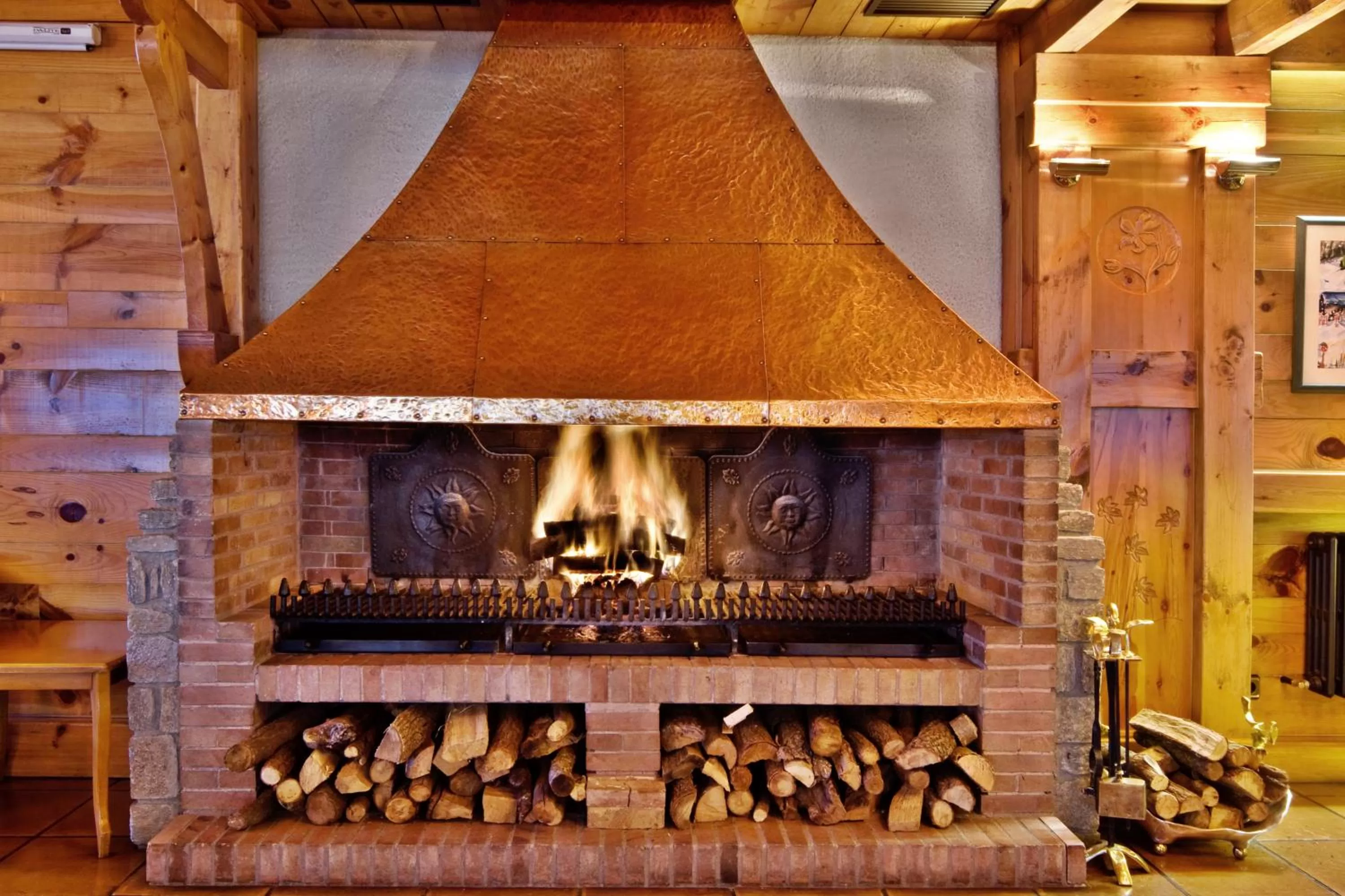 Communal lounge/ TV room in Rutllan & Spa