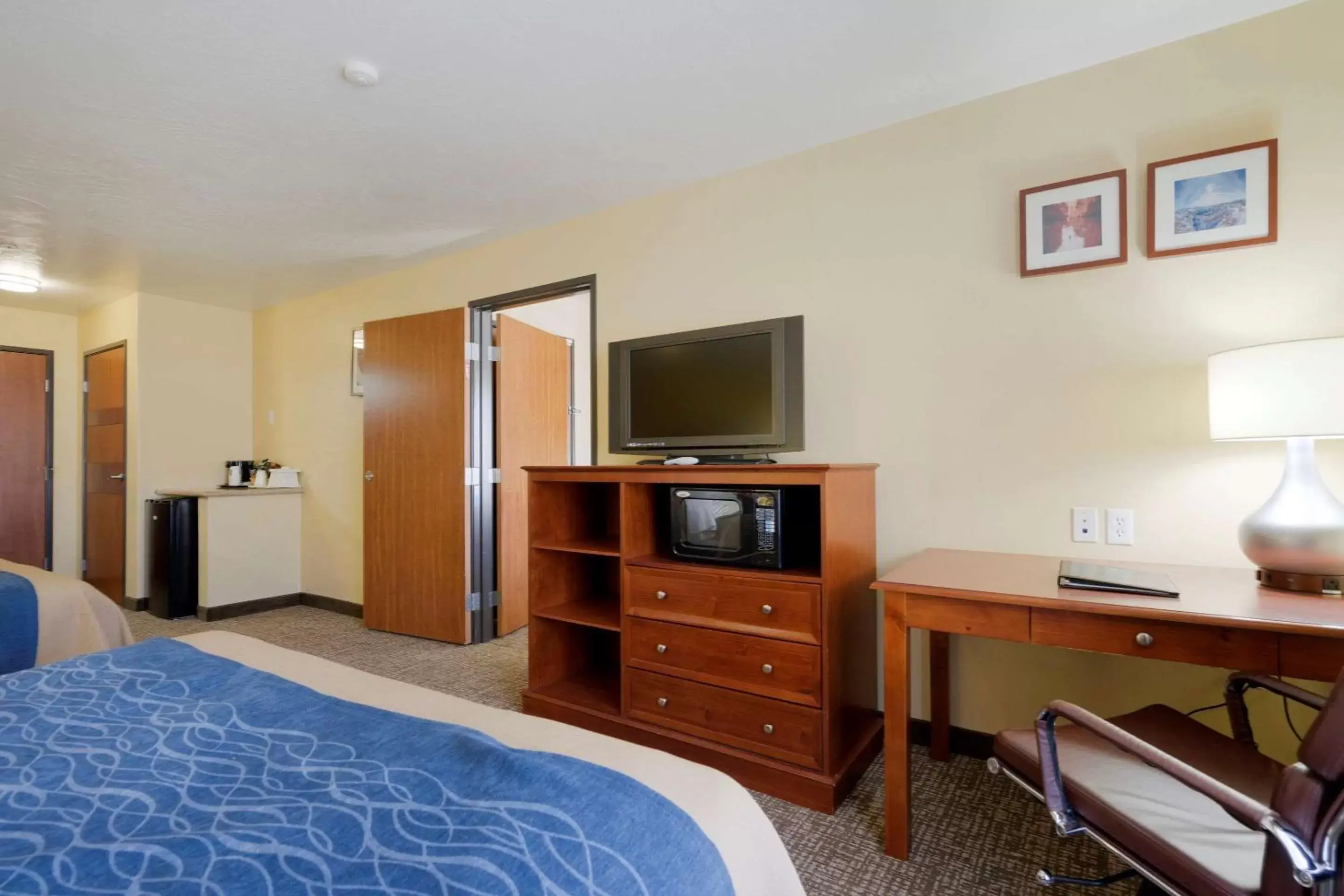 Photo of the whole room, TV/Entertainment Center in Comfort Inn and Suites Cedar City
