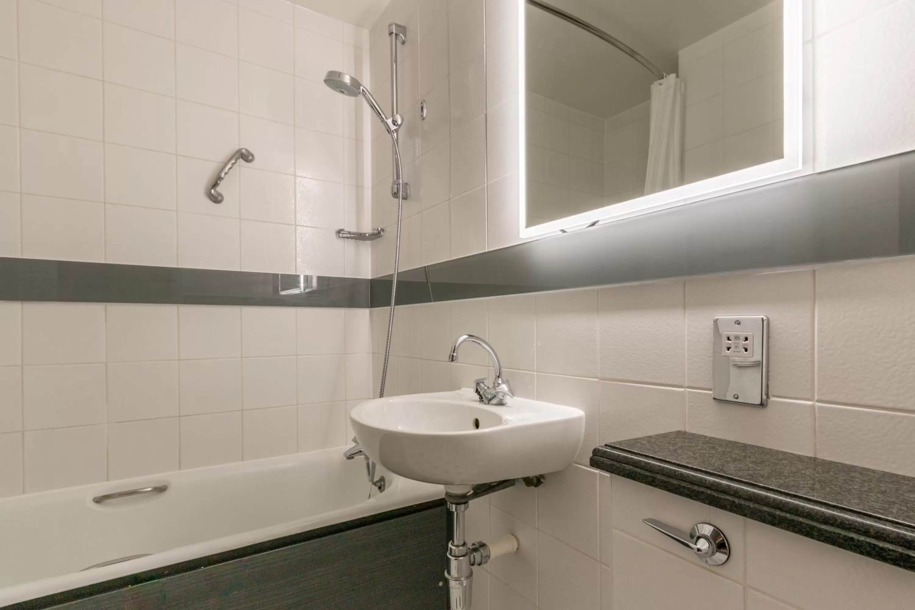 Bathroom in Thistle Express London Luton