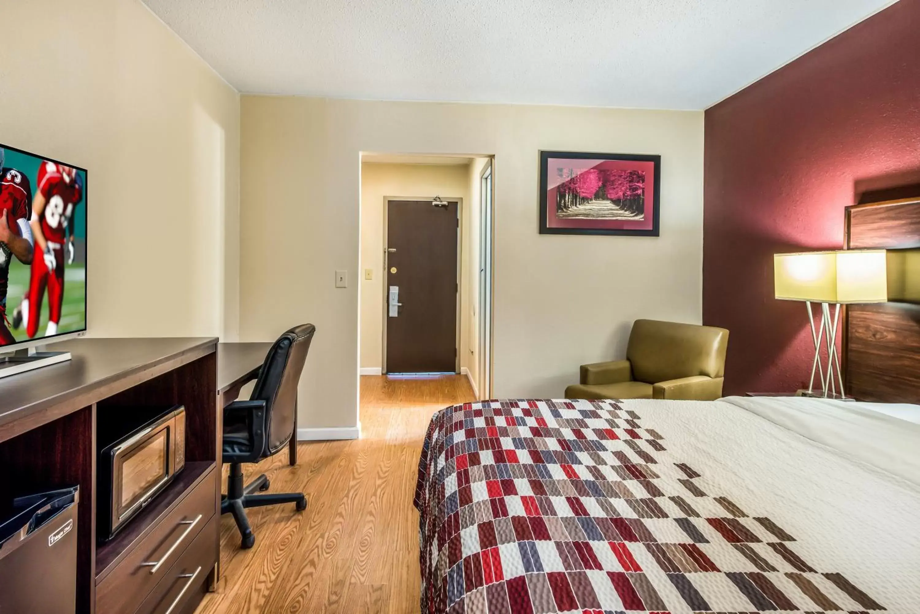 Bedroom, TV/Entertainment Center in Red Roof Inn & Suites Wapakoneta