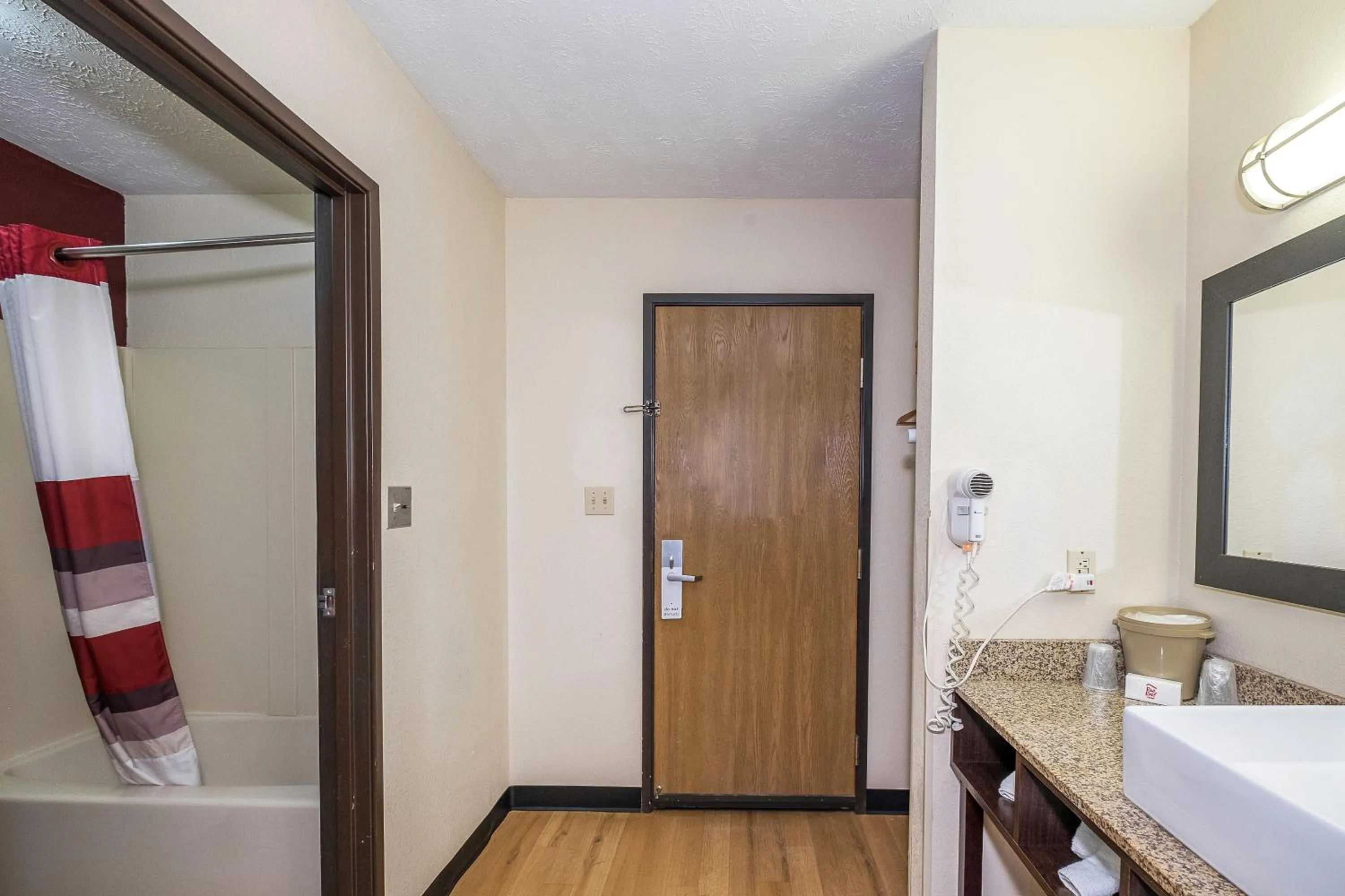 Bathroom in Red Roof Inn & Suites Hermitage