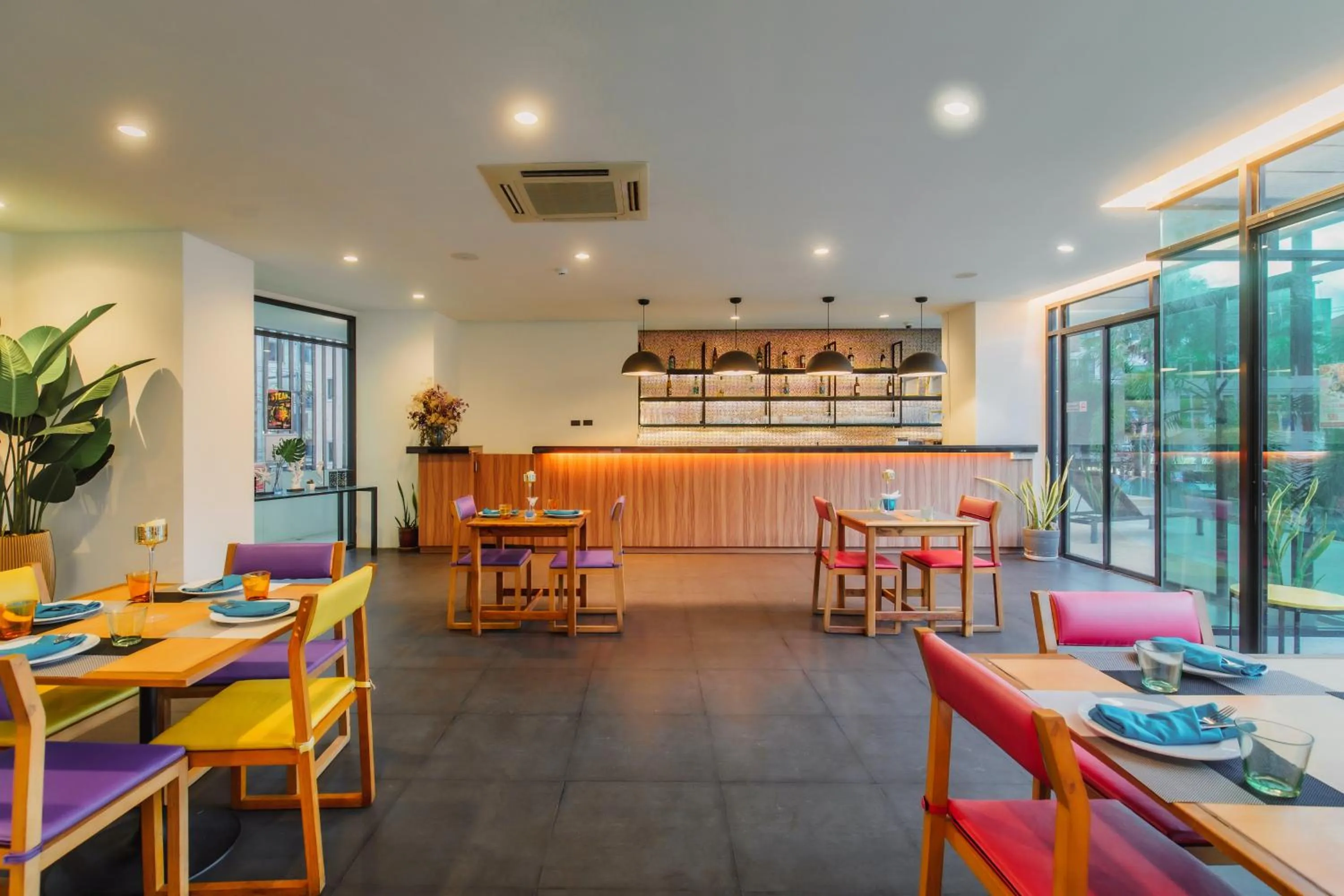 Restaurant/places to eat in The Lunar Patong