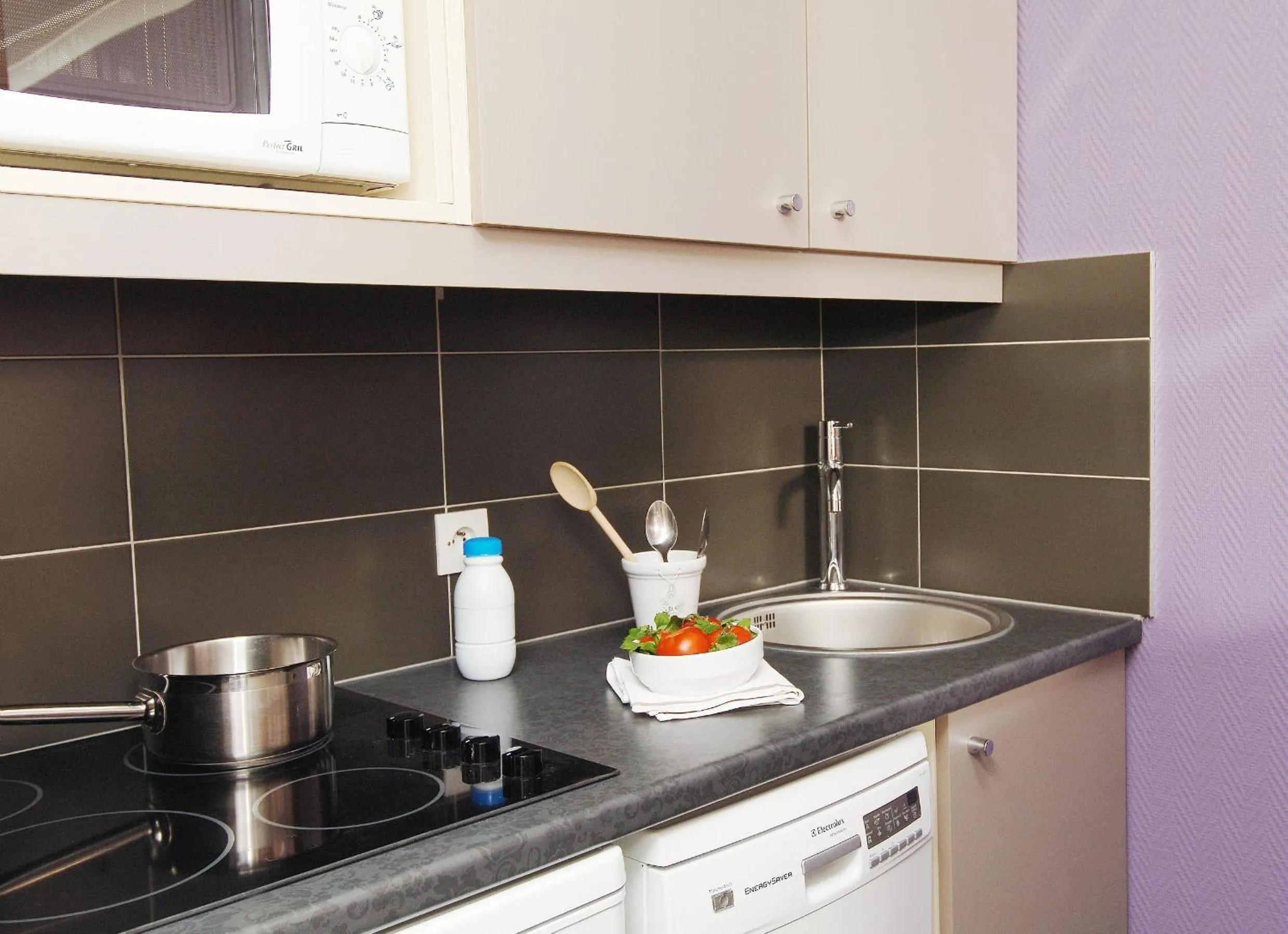 Kitchen or kitchenette in Aparthotel Adagio Porte de Versailles