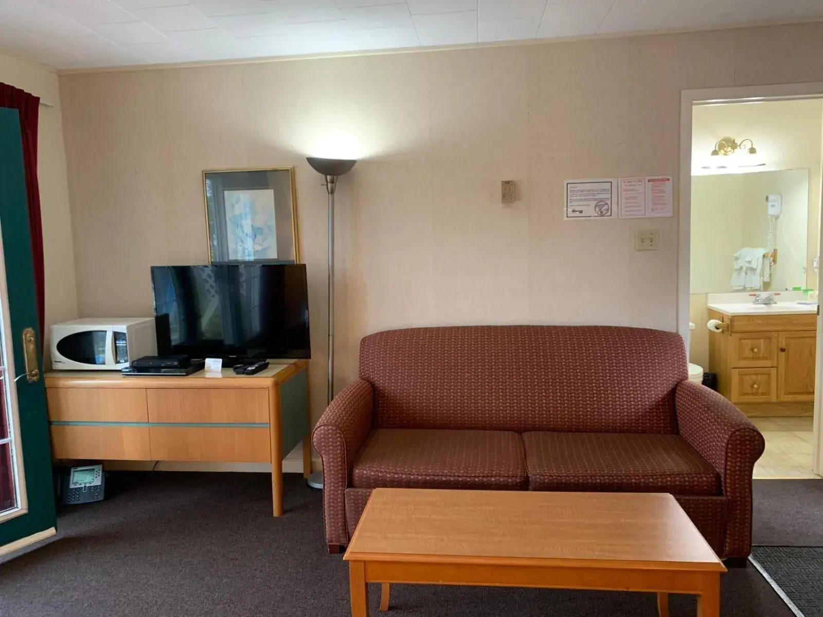 Living room, Seating Area in Algonquin Lakeside Inn