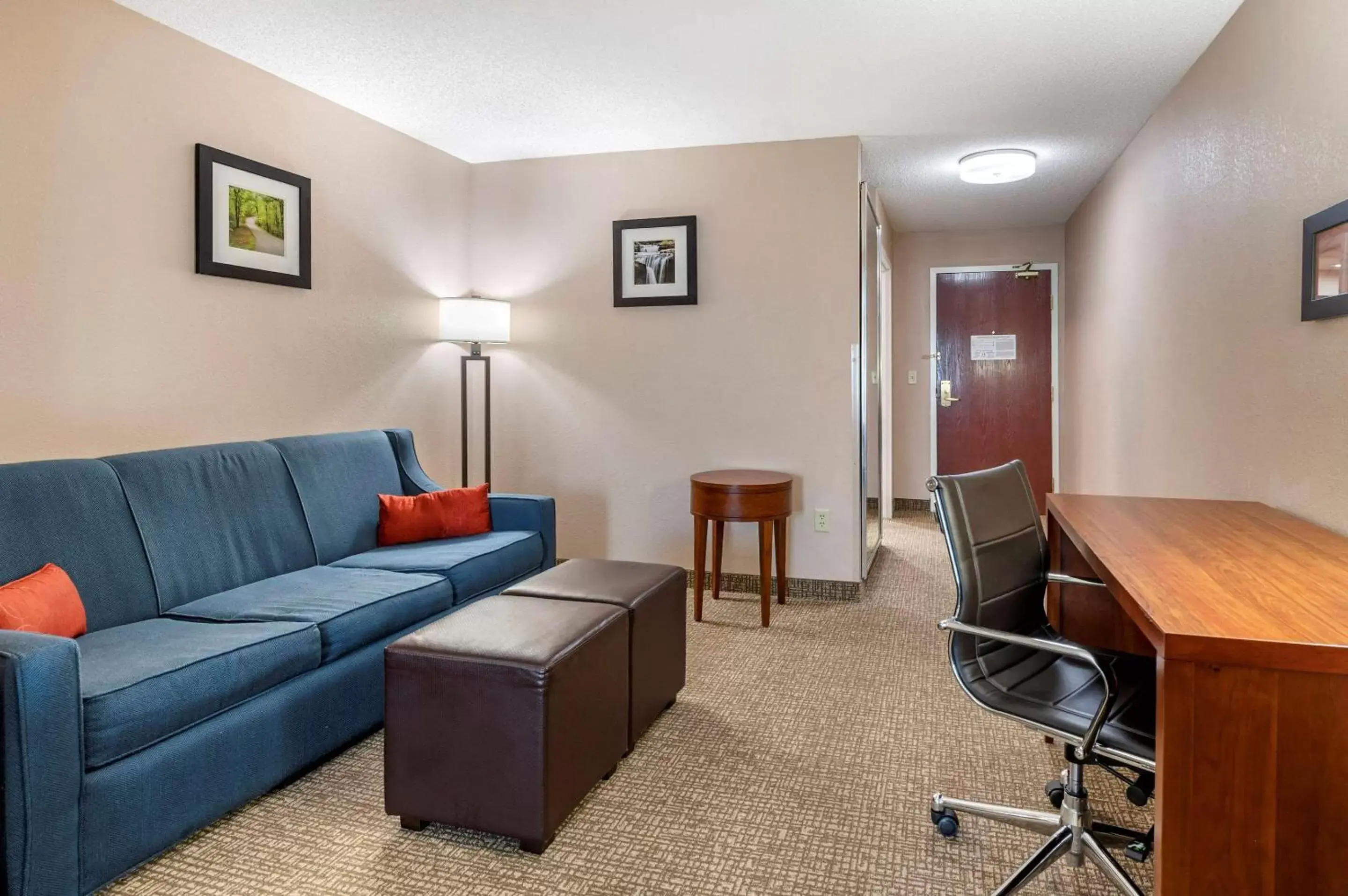 Photo of the whole room, Seating Area in Comfort Inn Lawrenceburg