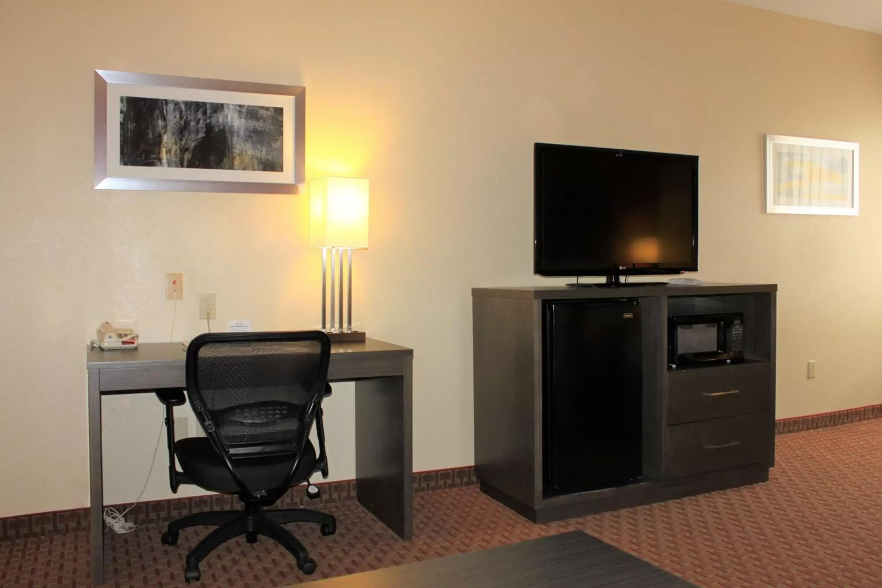 Photo of the whole room, TV/Entertainment Center in Best Western Plus North Houston Inn & Suites
