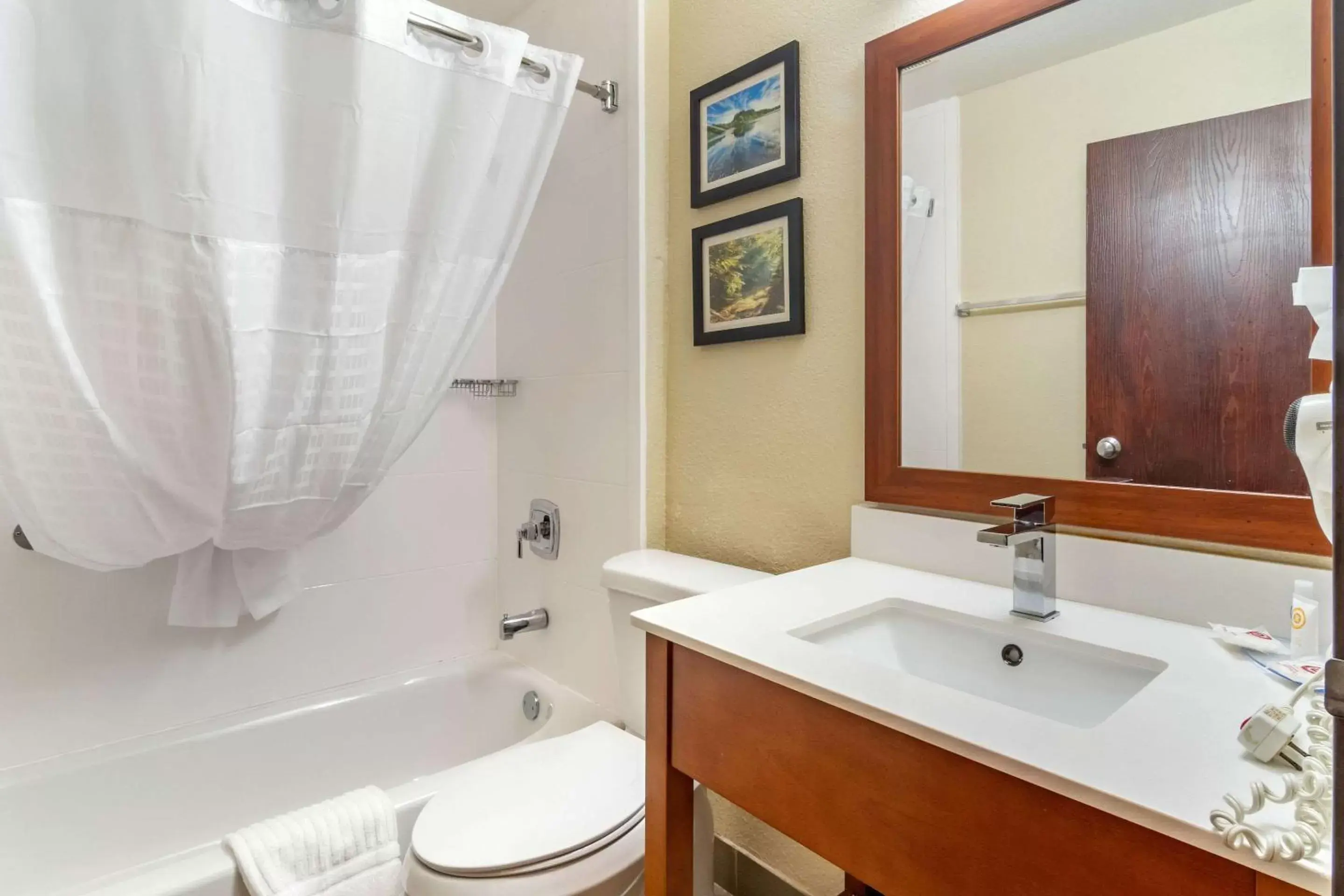Bathroom in Comfort Inn & Suites South Hill I-85