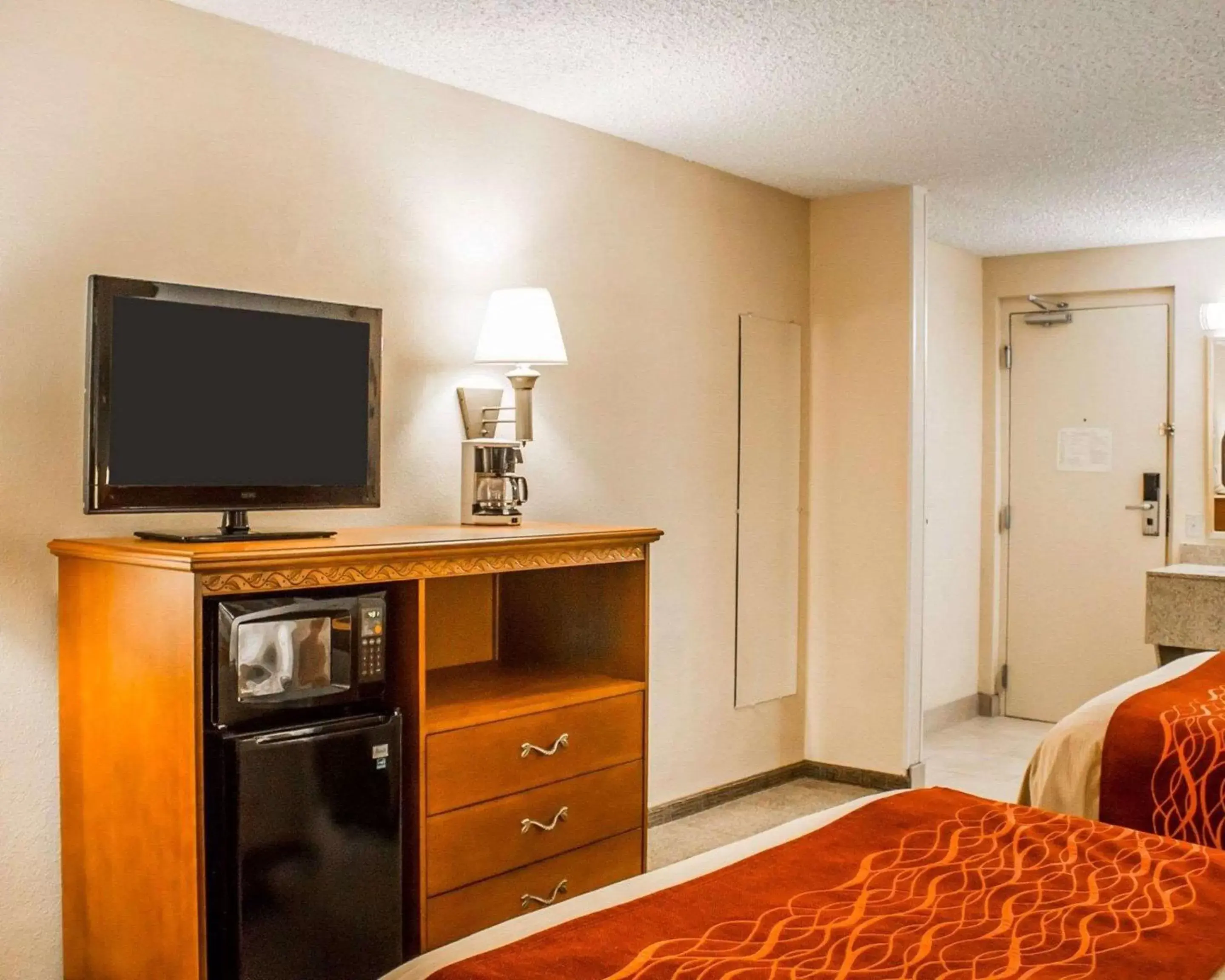 Photo of the whole room, TV/Entertainment Center in Rodeway Inn Huron