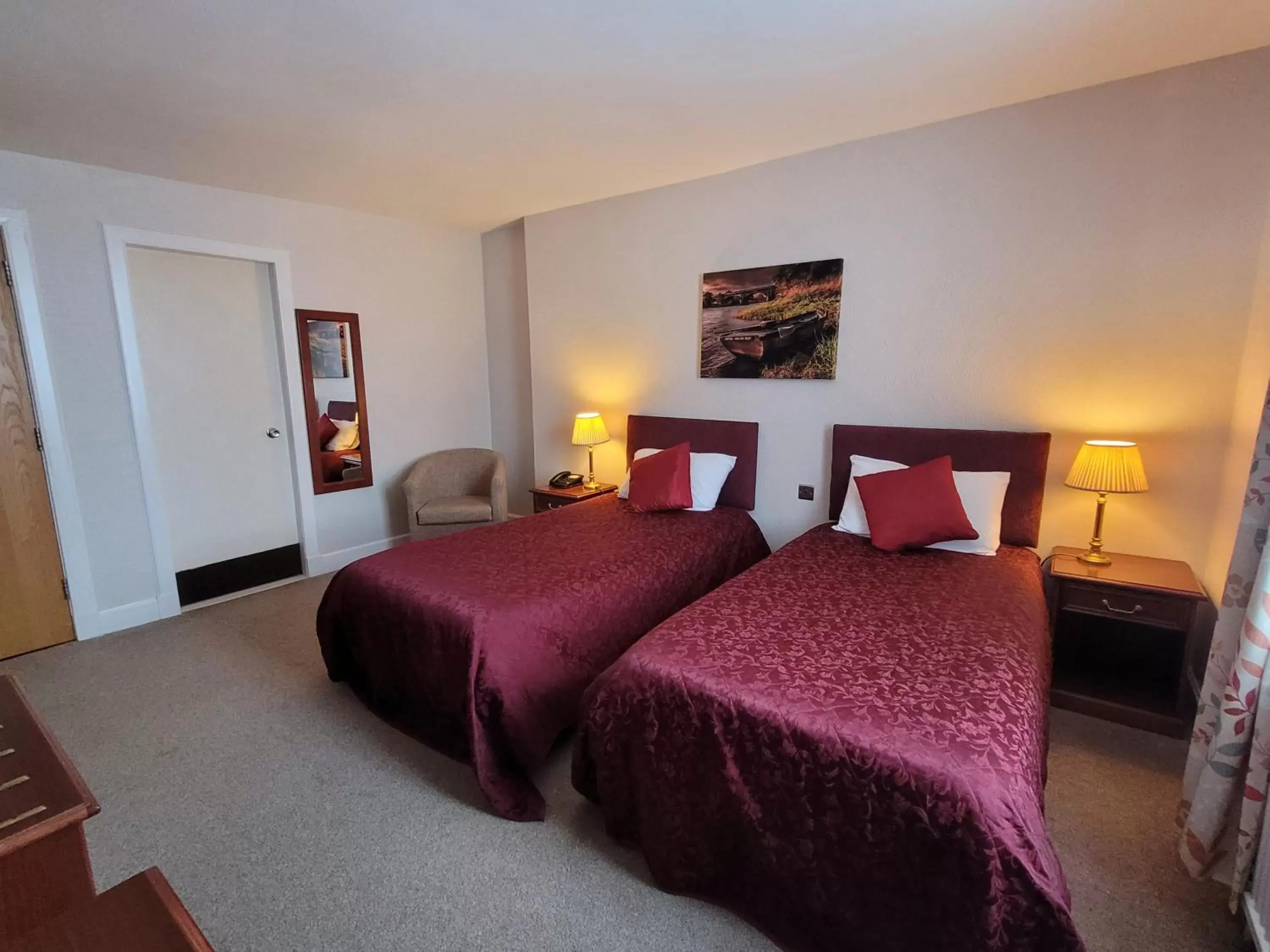 Bedroom, Bed in Cross Keys Hotel, Kelso