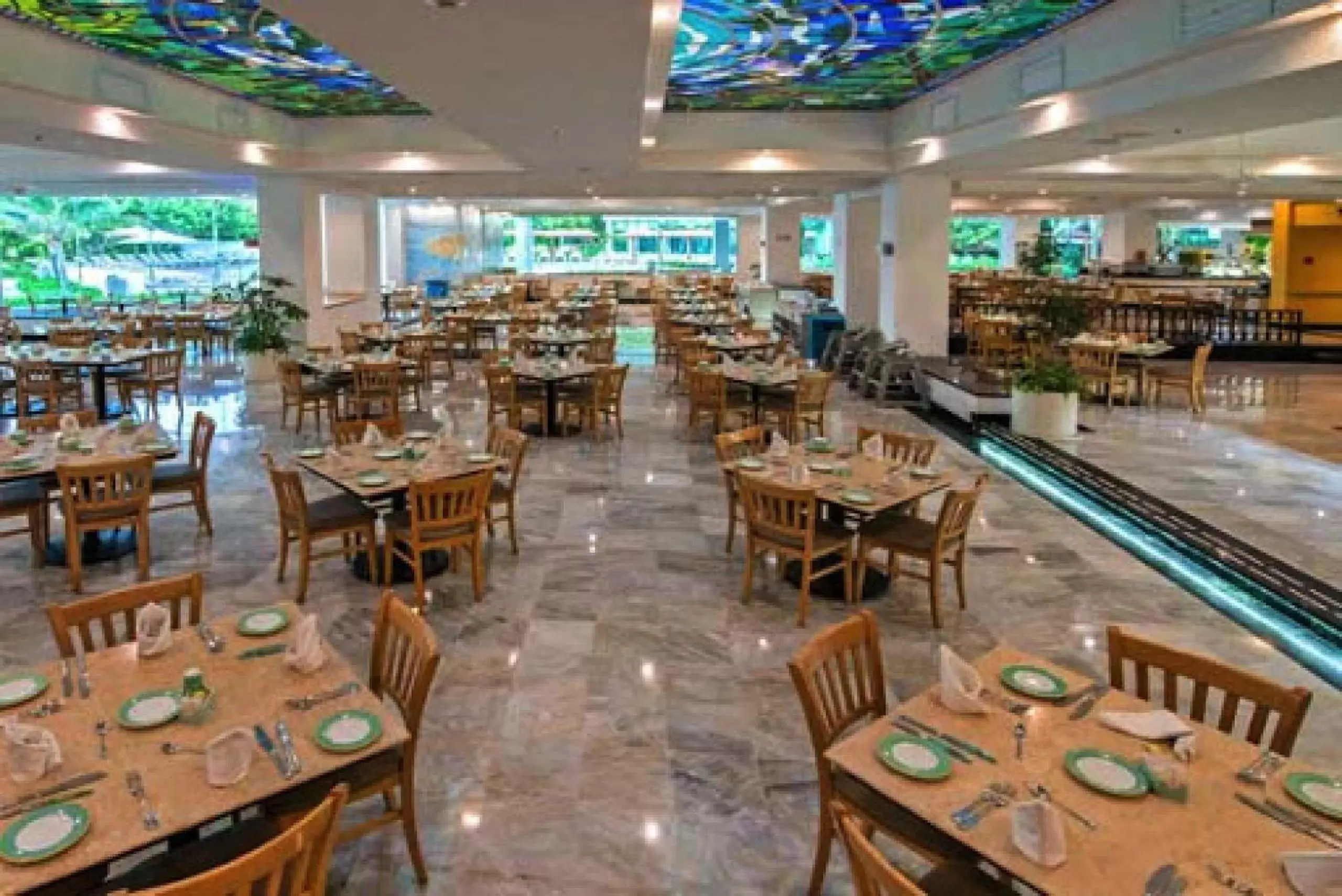 Restaurant/Places to Eat in Condos inside an Ocean Front Hotel Resort