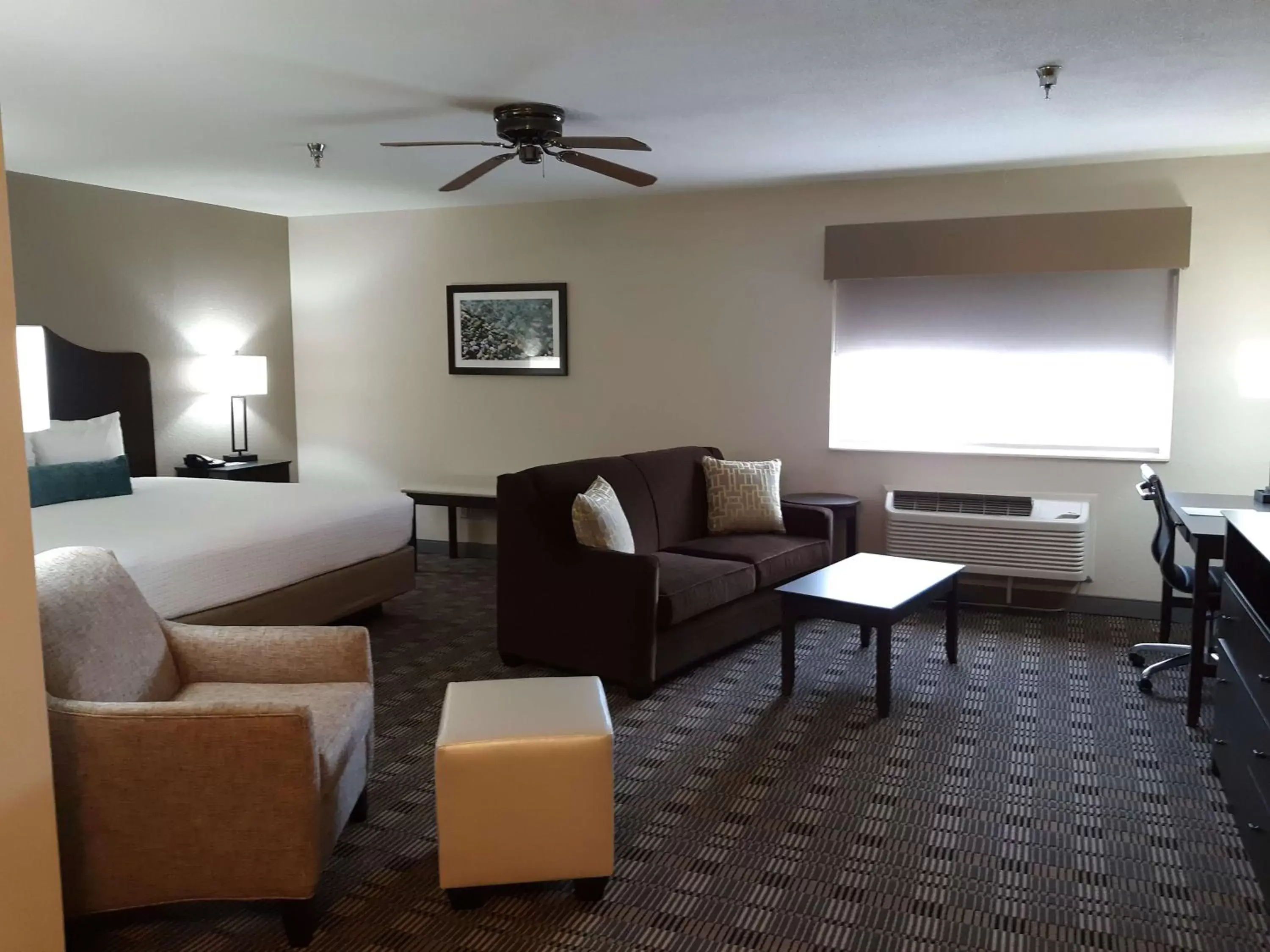 Bedroom, Seating Area in Best Western TimberRidge Inn