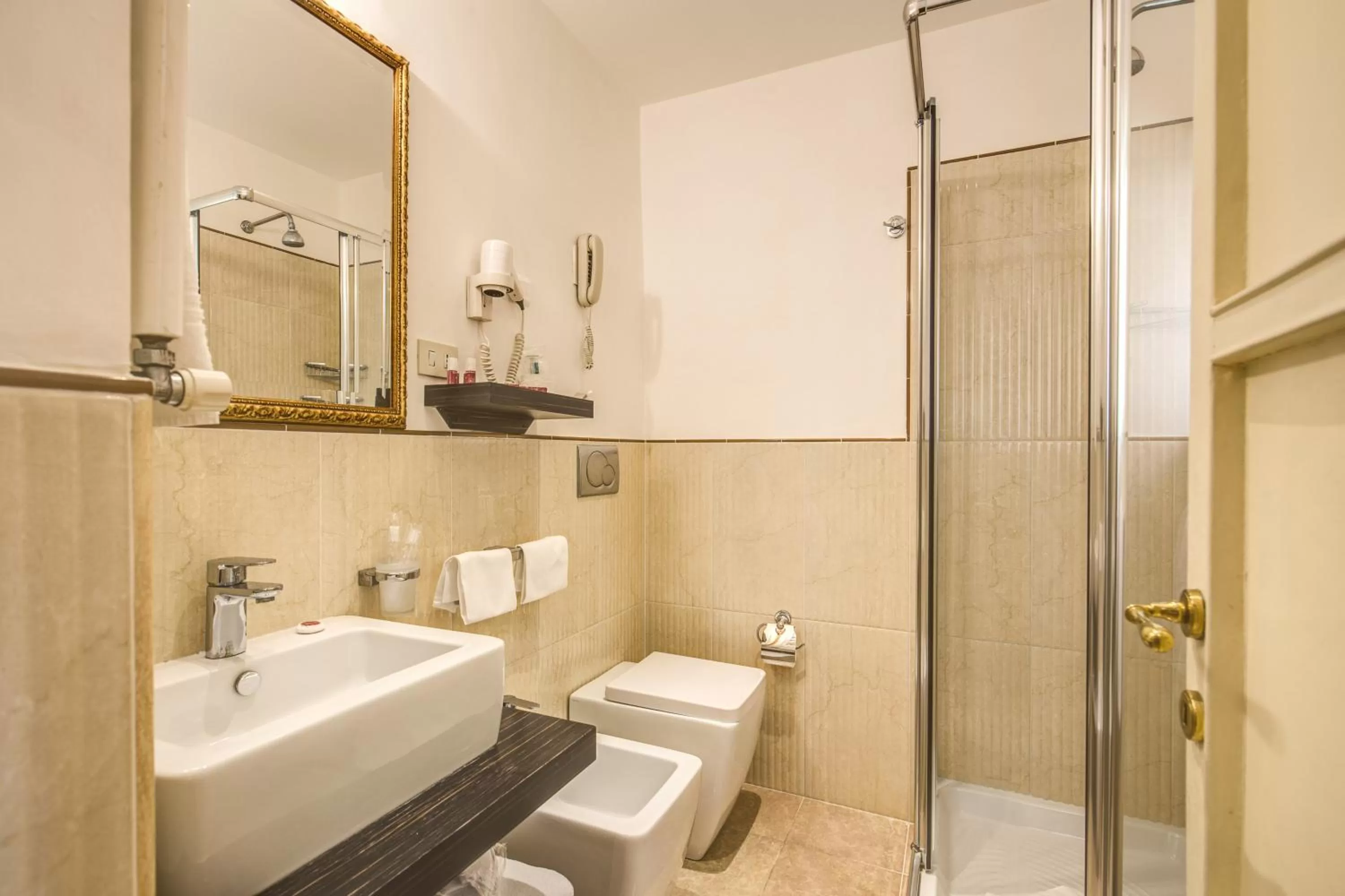 Bathroom in Rome Garden Hotel