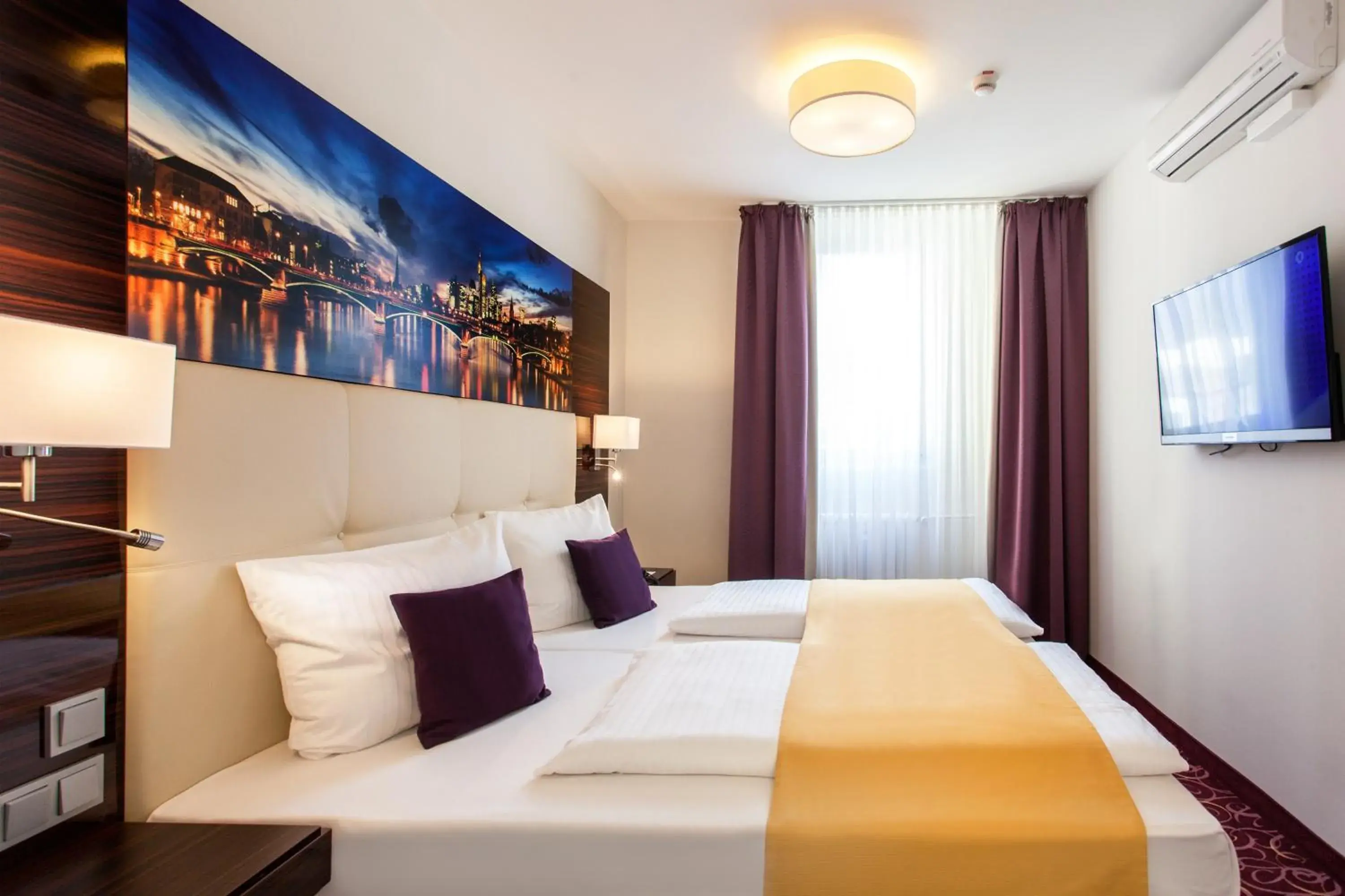 Photo of the whole room, Bed in The Domicil Hotel Frankfurt City