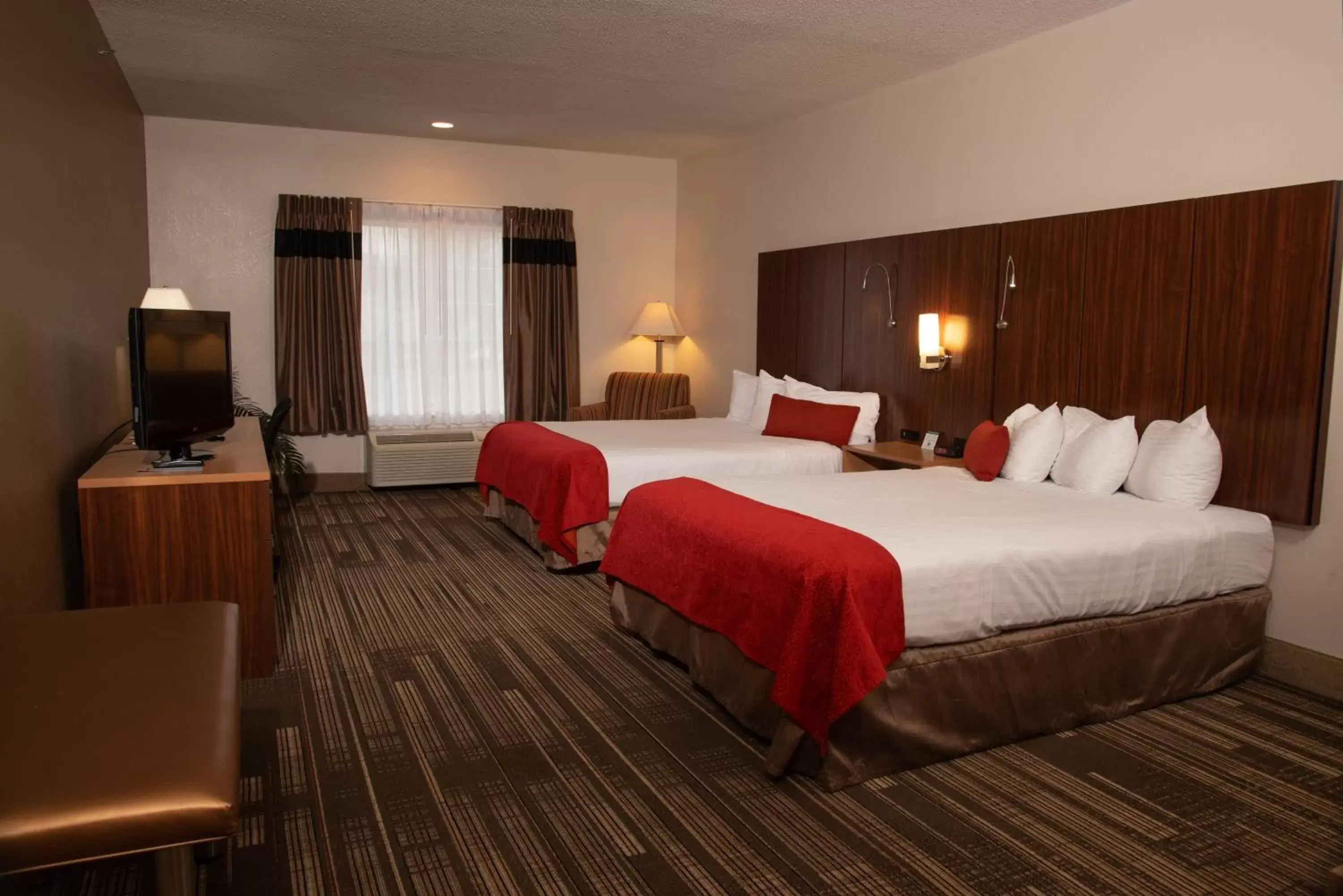 Bed in Northfield Inn Suites and Conference Center