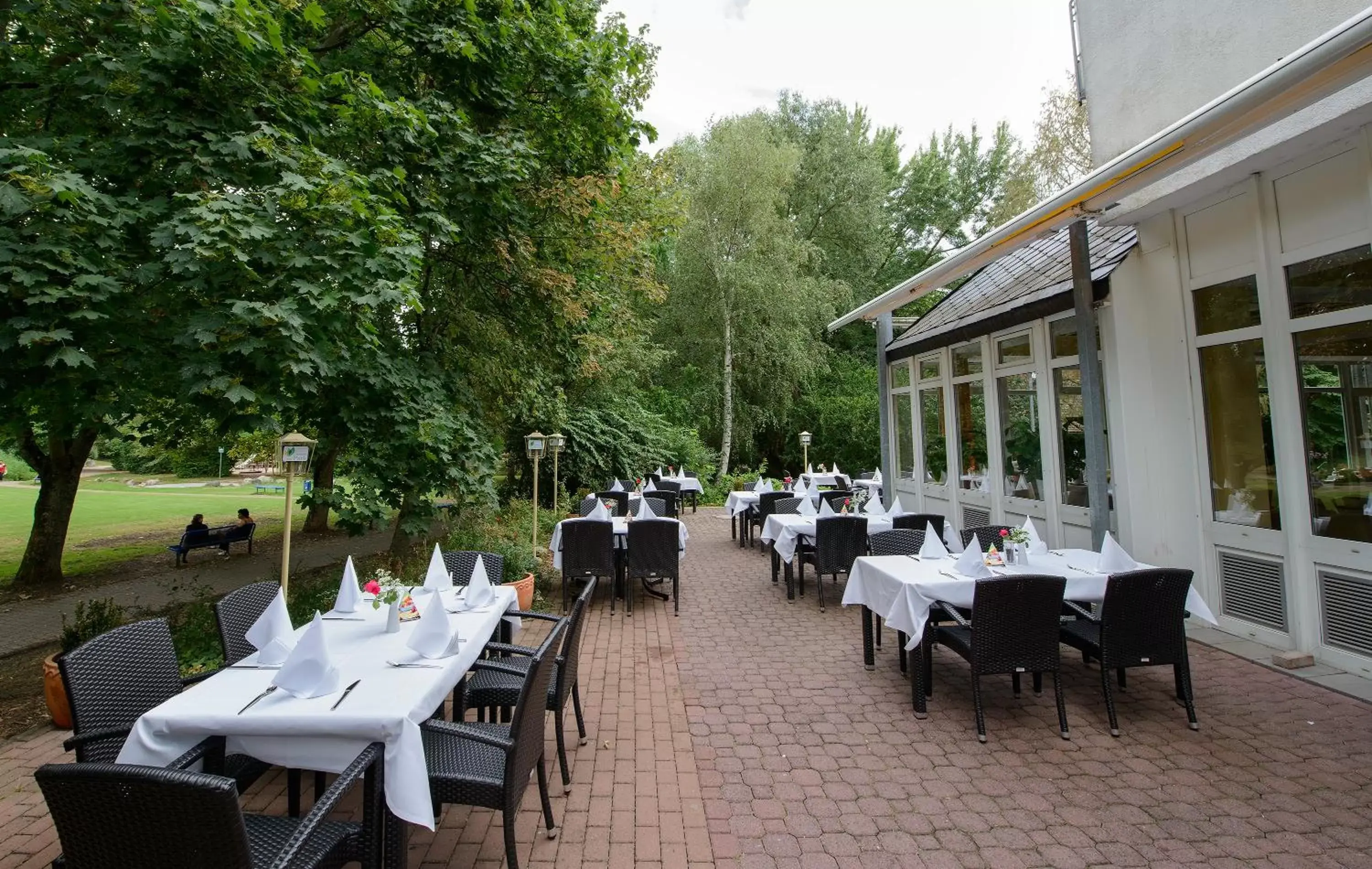 Patio, Restaurant/Places to Eat in Parkhotel Frankfurt Airport