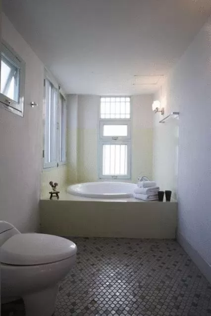 Toilet, Bed in Villa Duangchampa