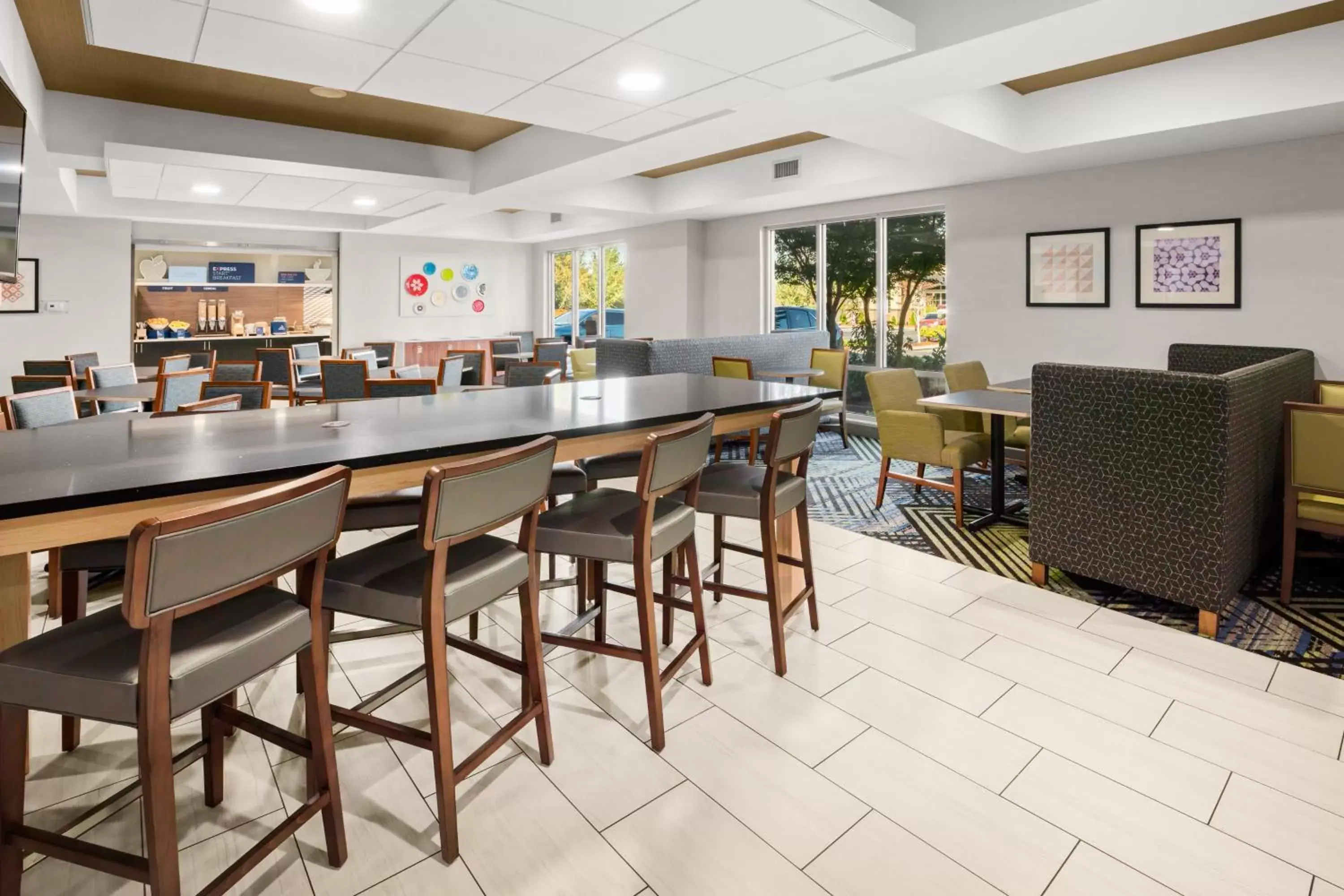 Breakfast, Lounge/Bar in Holiday Inn Express Hotel & Suites Marysville, an IHG Hotel