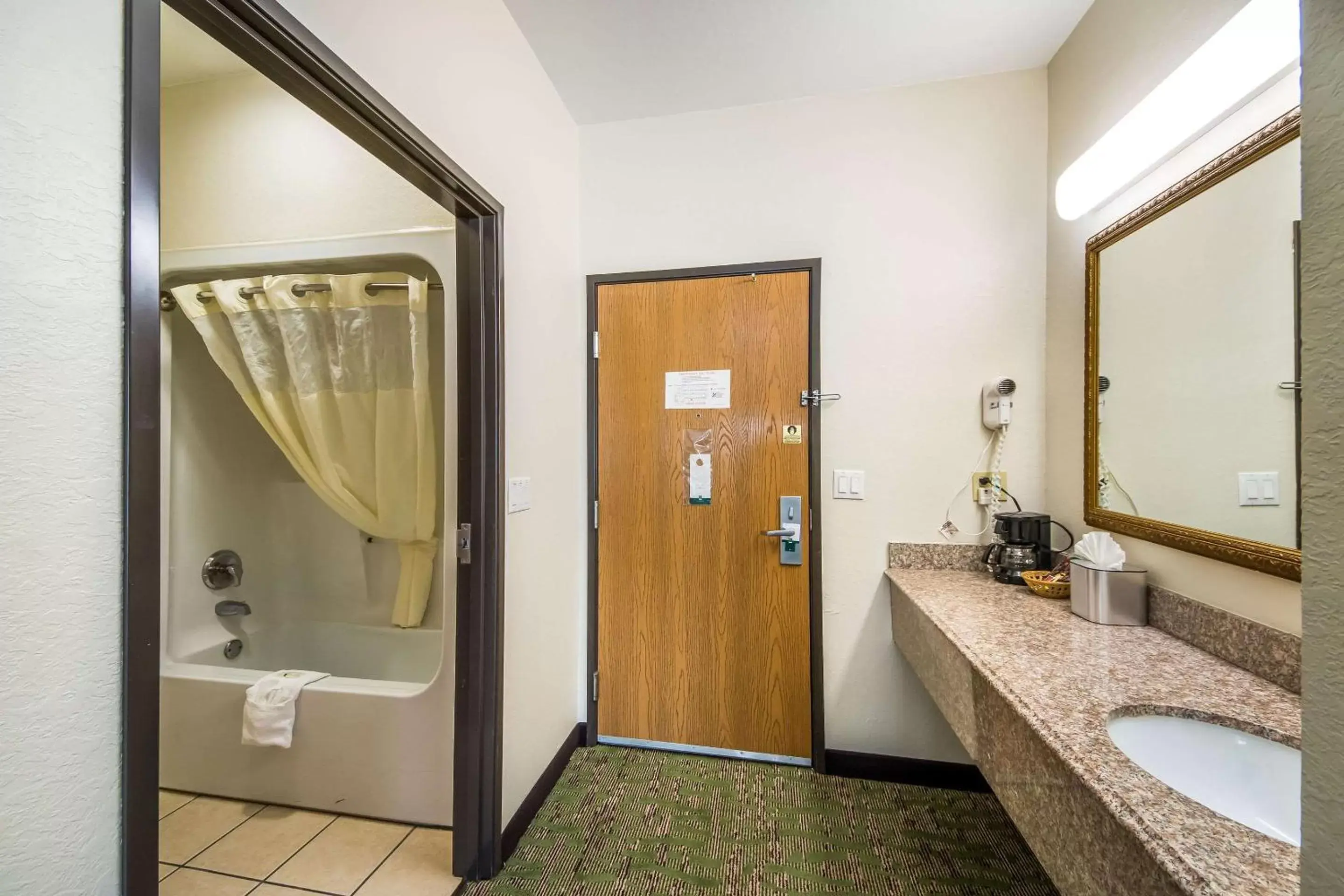 Bedroom, Bathroom in Quality Suites San Antonio