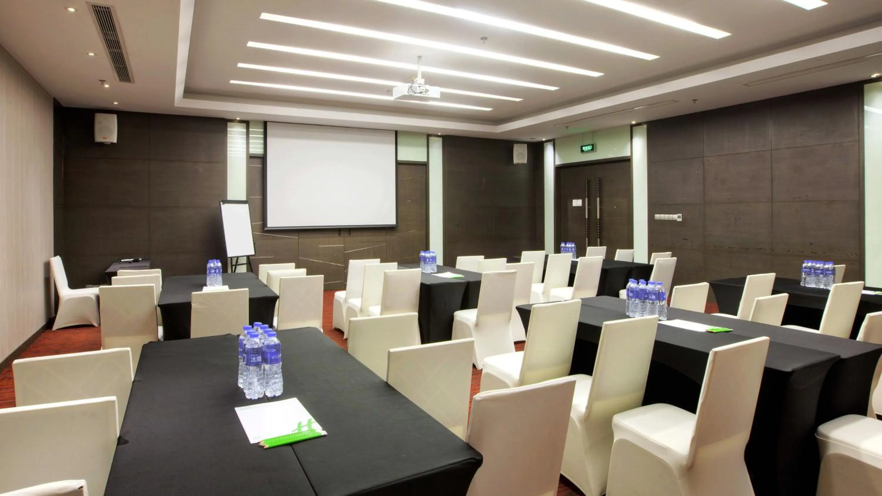 Meeting/conference room in Holiday Inn Shanghai Hongqiao West by IHG