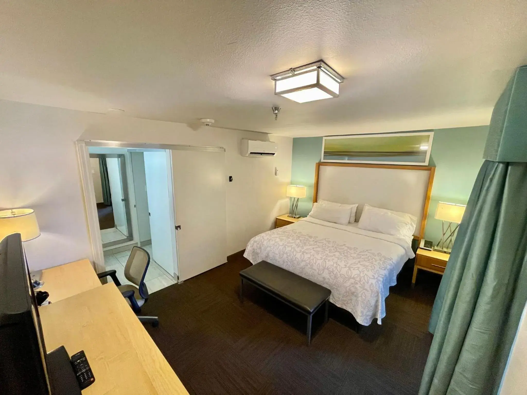 Bedroom, Bed in Red Roof Inn PLUS & Suites Tampa