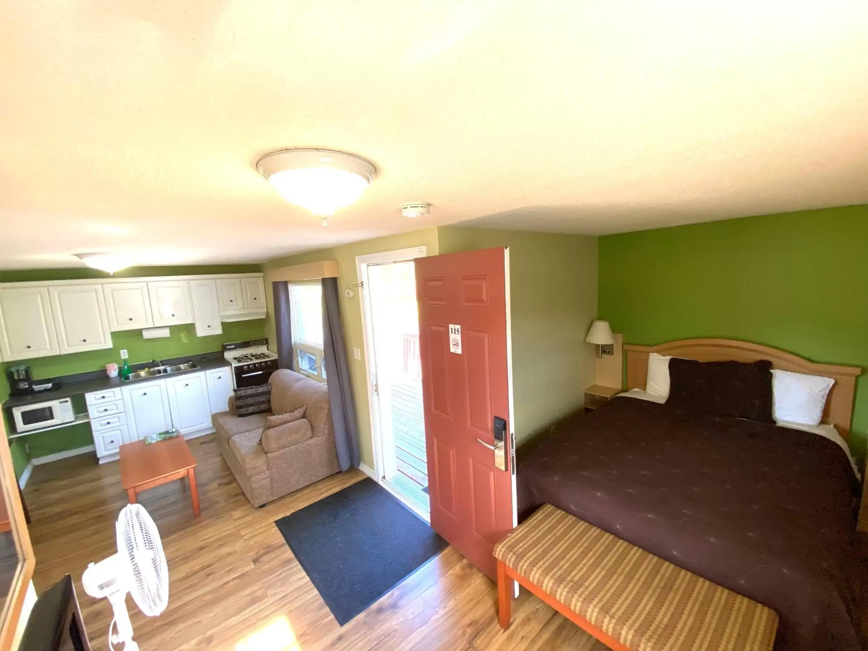 Kitchen/Kitchenette in Lakeshore Suites