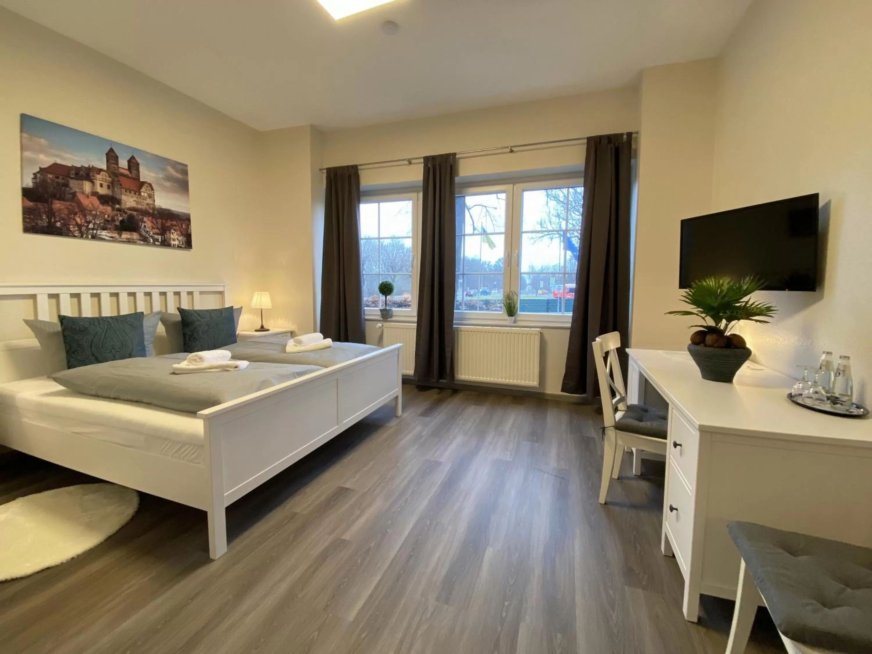 Bed in REGIOHOTEL Quedlinburger Hof - #HistorischerCharme #ZentraleLage #Wellness #FreeParking