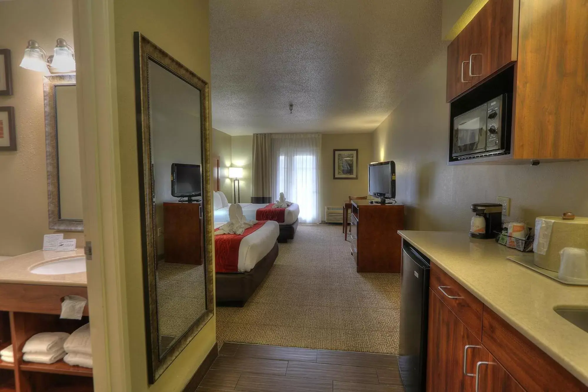 TV and multimedia, Bathroom in Comfort Inn & Suites at Dollywood Lane