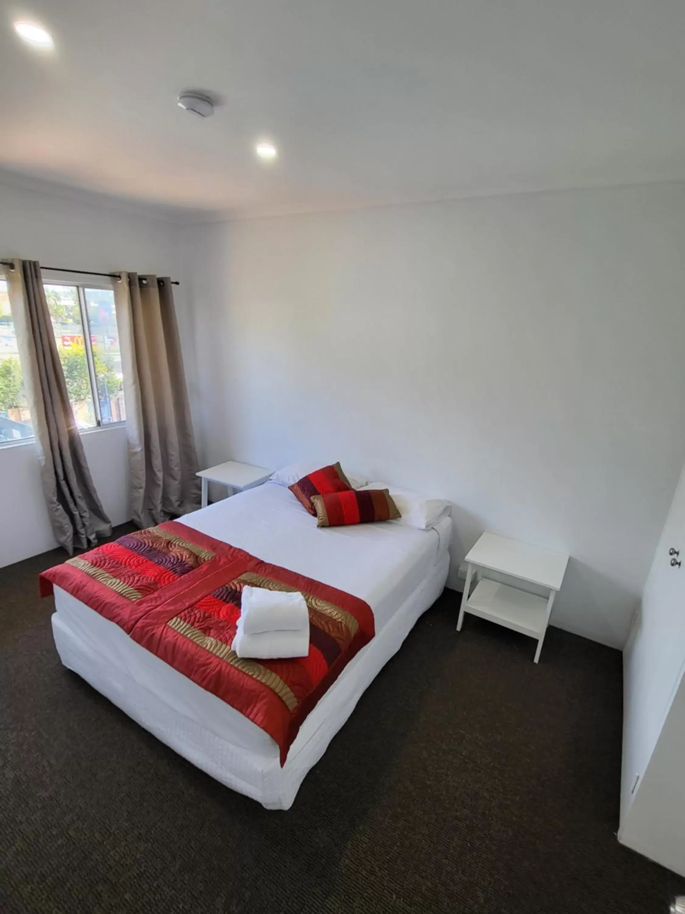 Bedroom, Bed in Central Motel Mooloolaba and Apartments