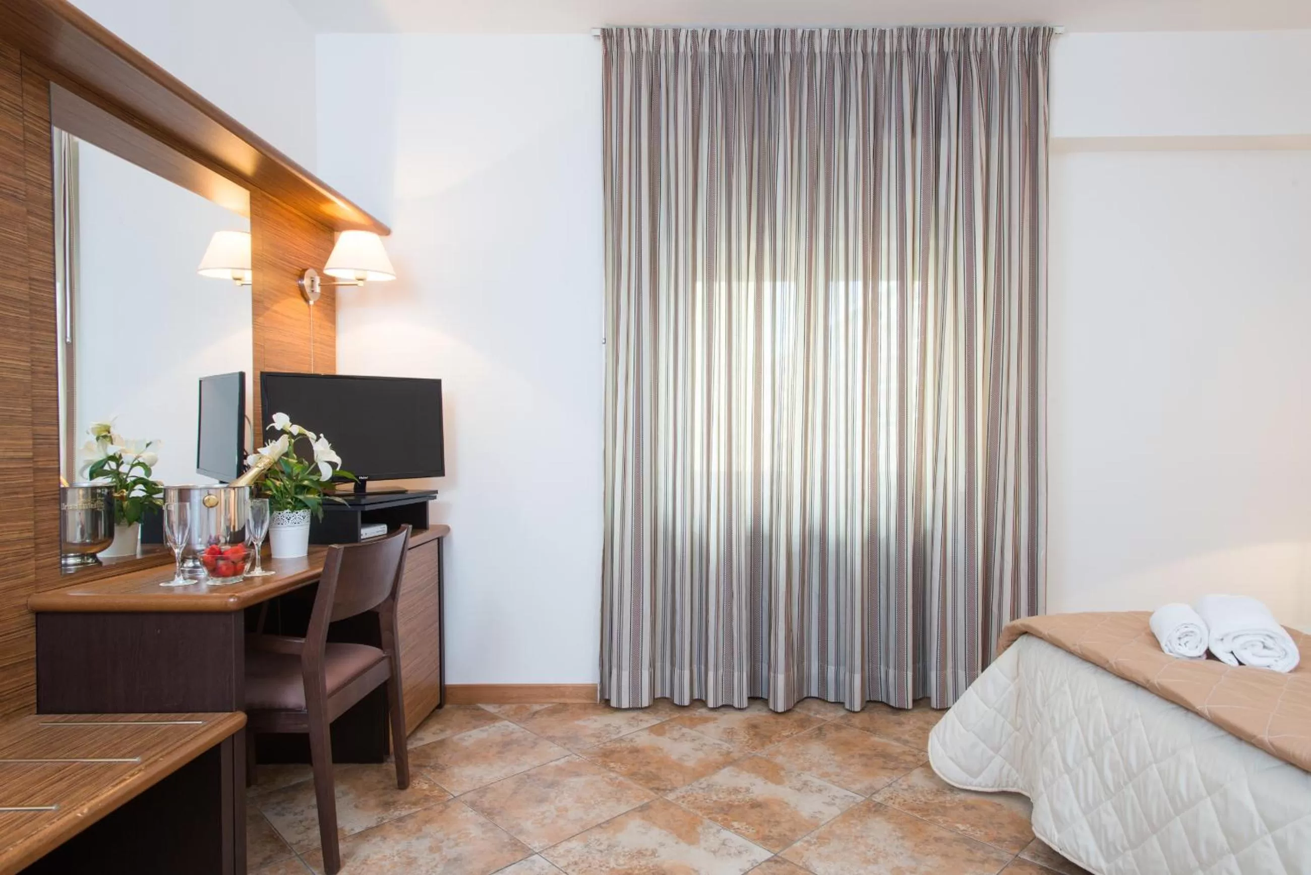 Seating area, Bed in Royal Hotel