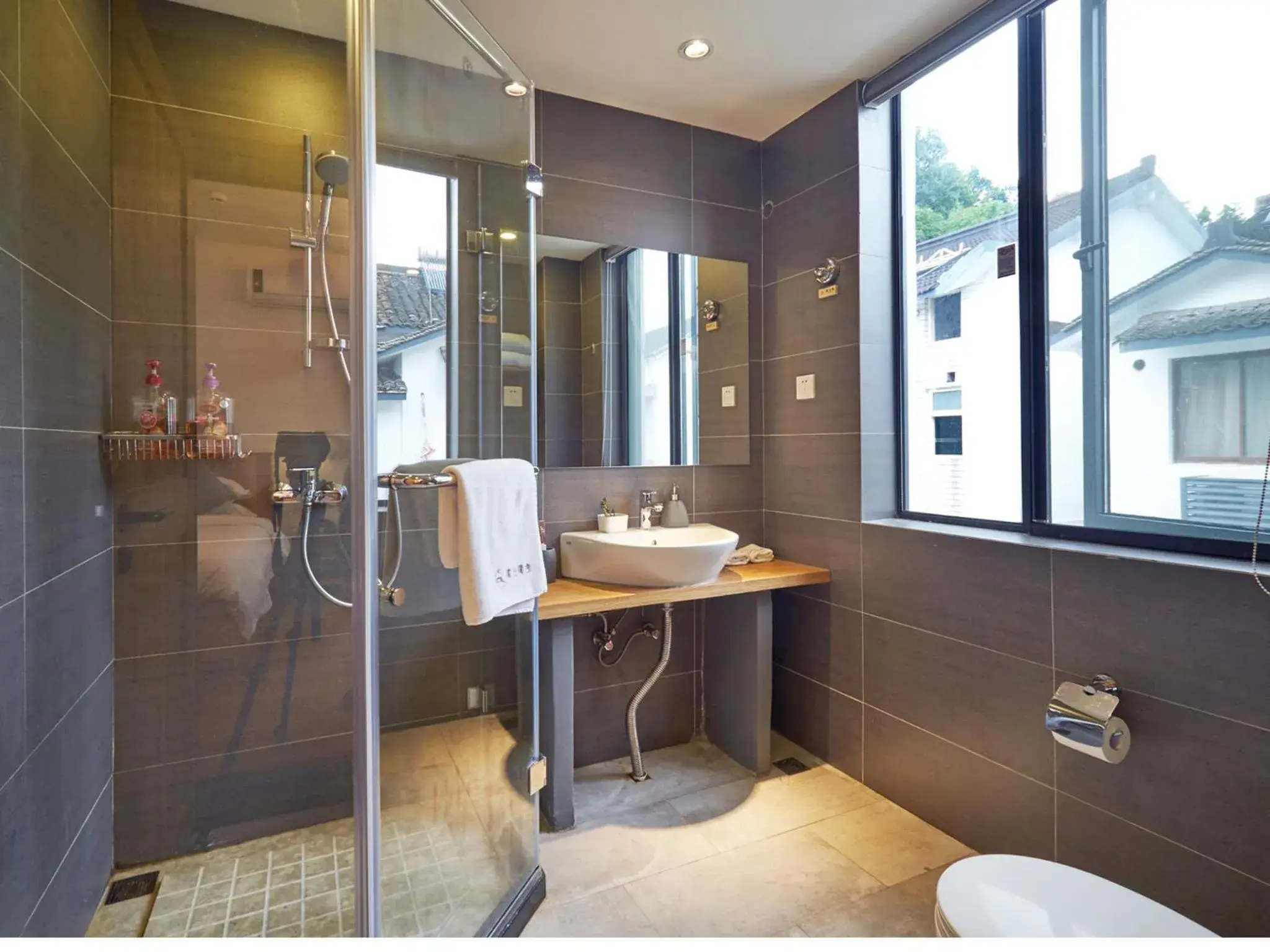 Shower, Bathroom in Hangzhou Yueshang Yunshe Boutique Hostel