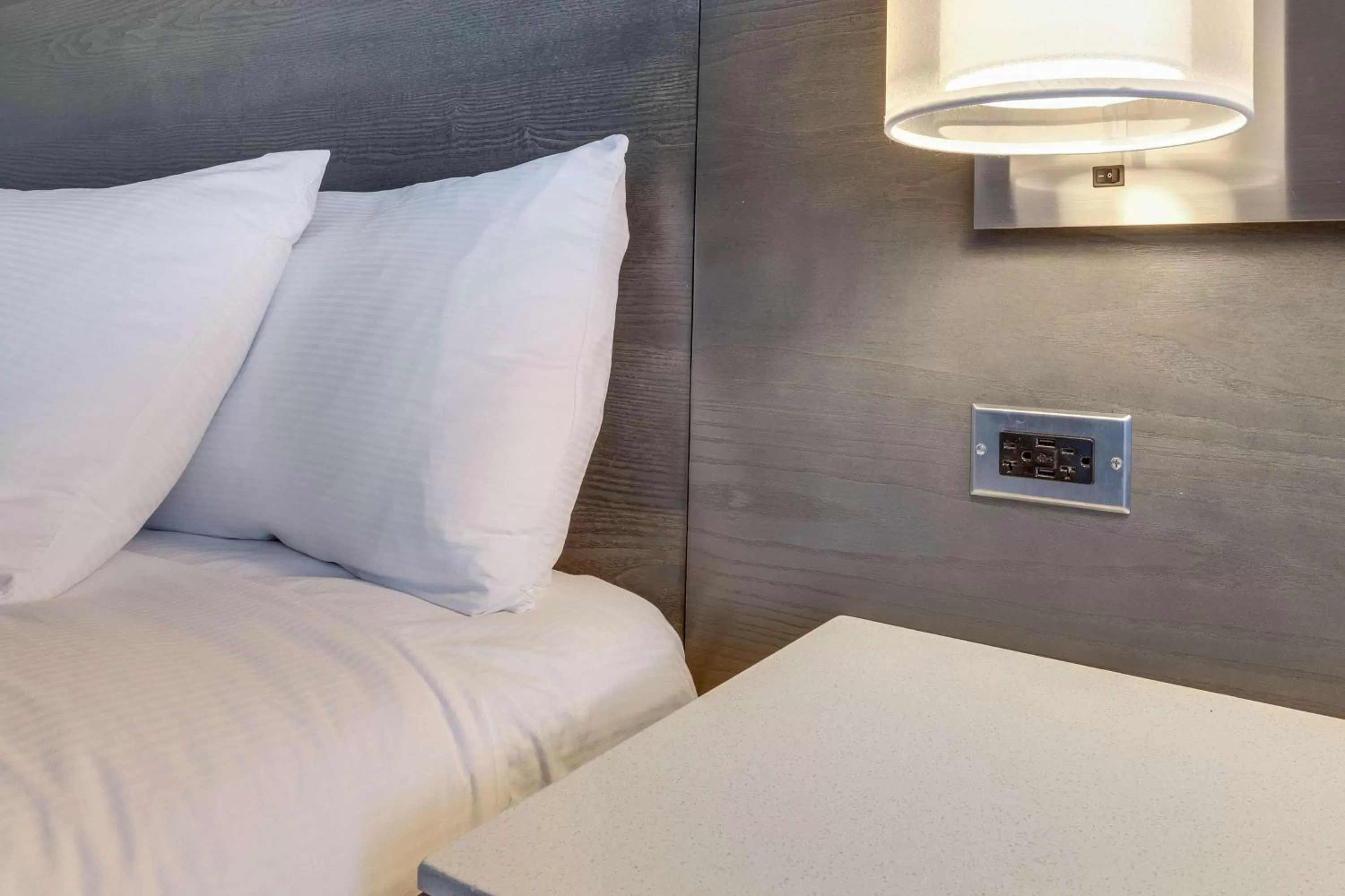 Bed in DoubleTree by Hilton Racine Harbourwalk