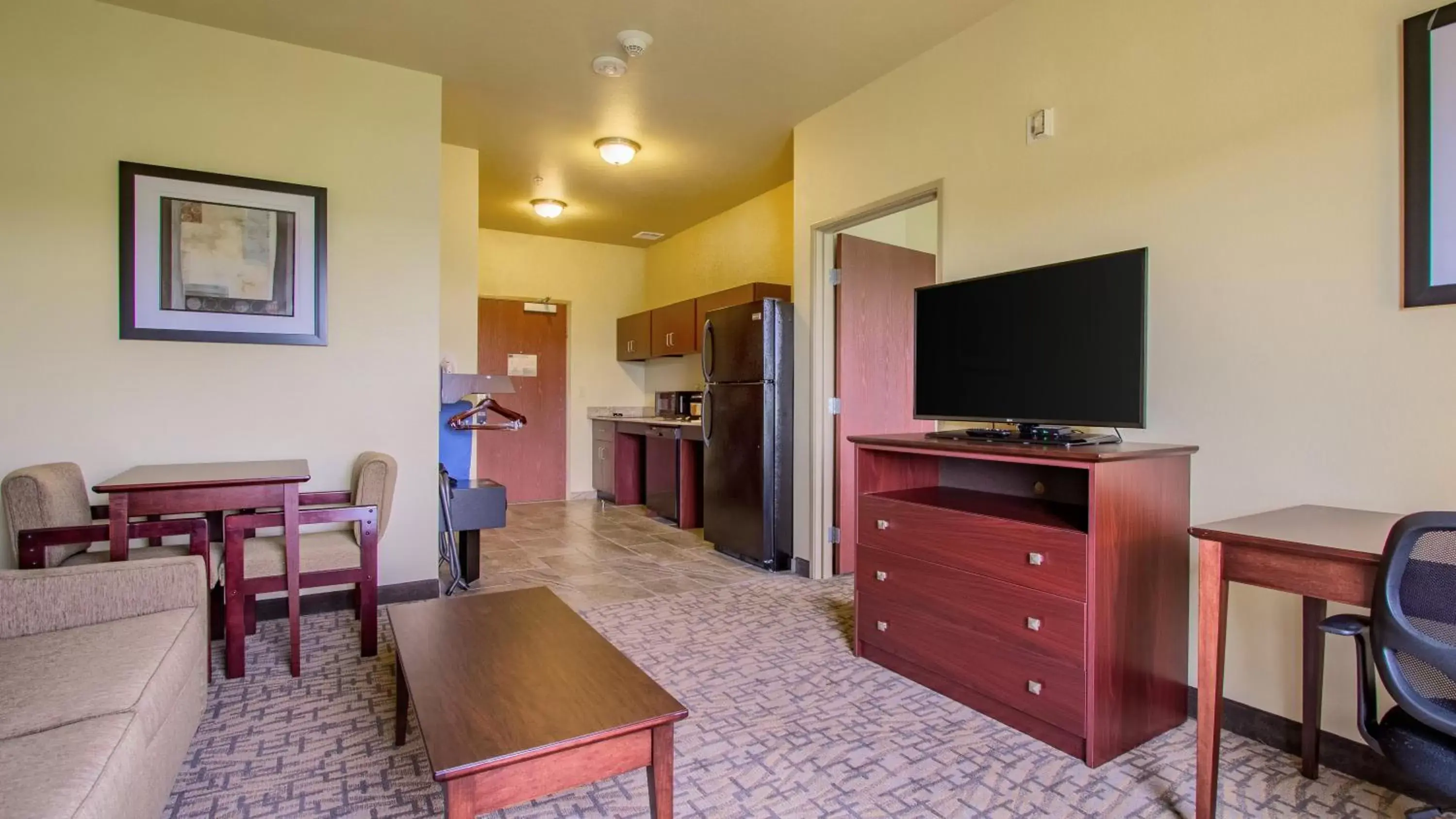 Kitchen or kitchenette, TV/Entertainment Center in Cobblestone Inn & Suites - Durand