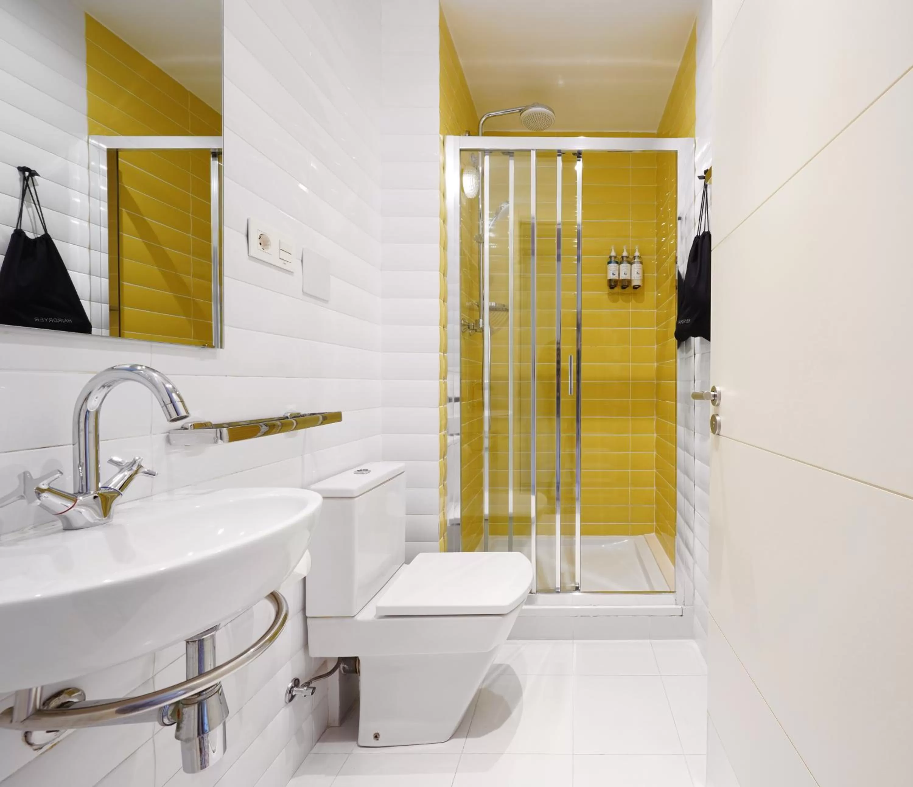 Bathroom in Numa Barcelona Roca